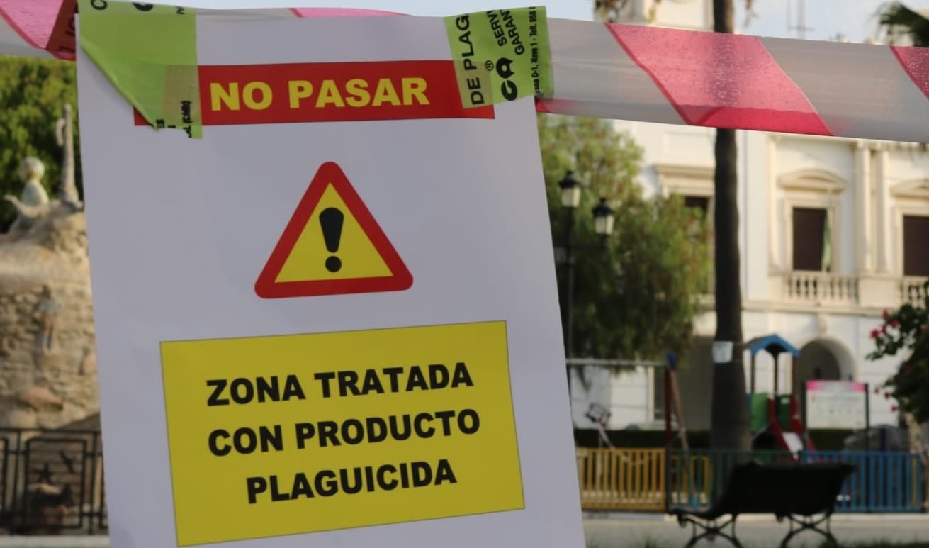 Un cartel alerta sobre productos plaguicidas sobre el virus del Nilo.