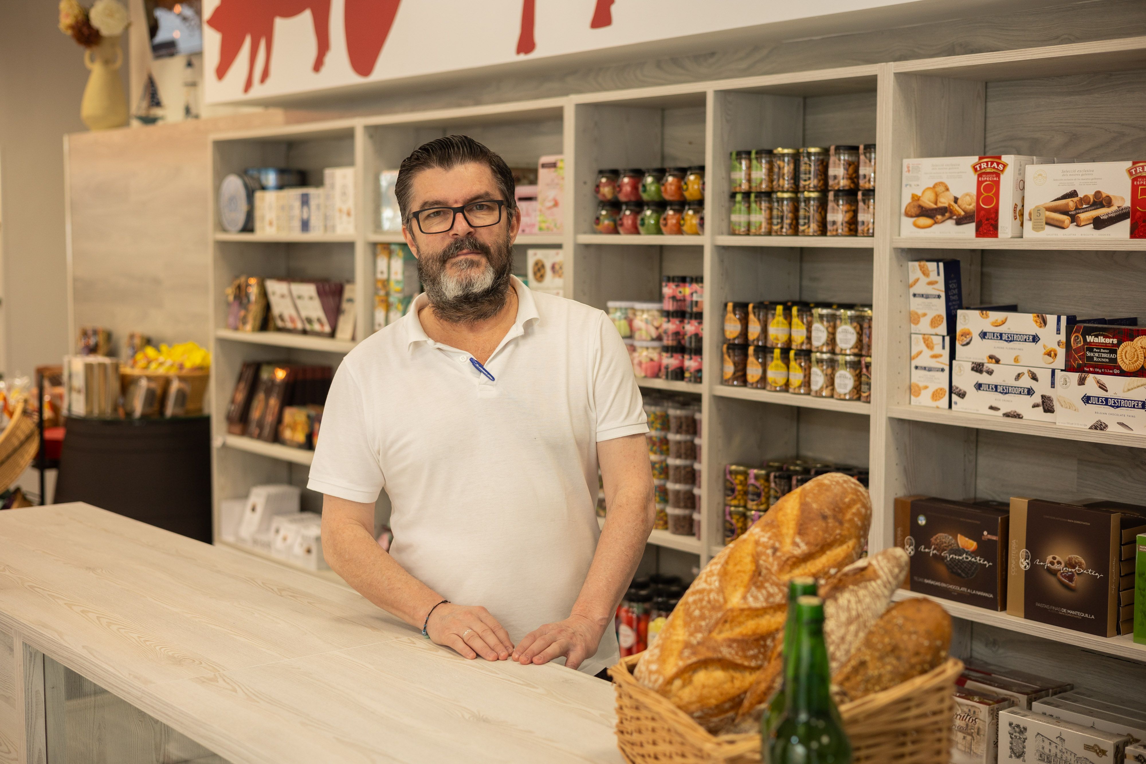 Juan Carlos Carrasco en el interior de 'Made in Spain', la nueva tienda gourmet de Jerez.