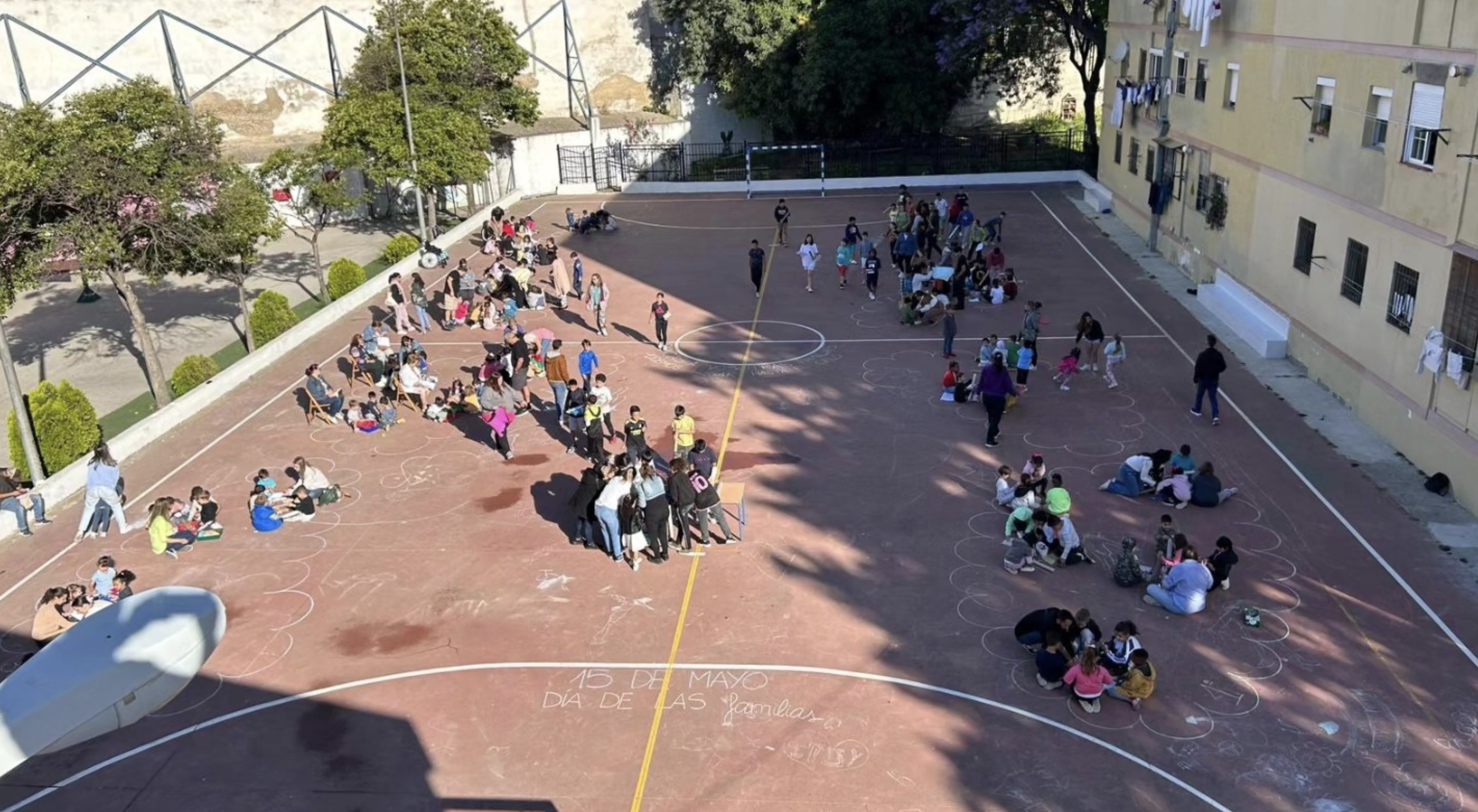 Una actividad escolar en el patio del CEIP Luis Vives.