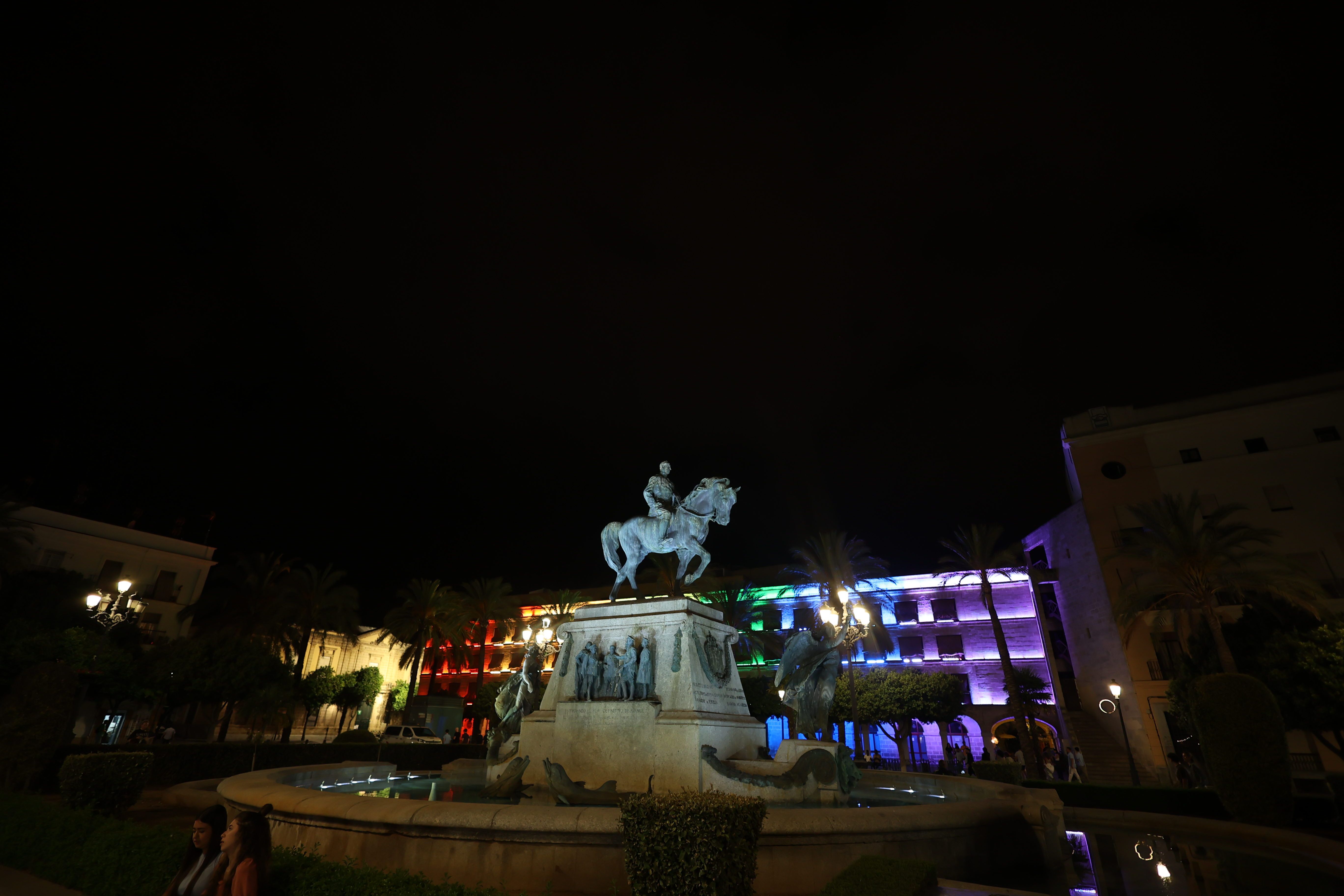La plaza del Arenal, con el edificio Los Arcos al fondo.