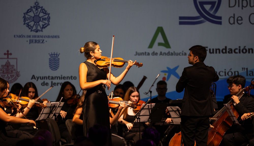Una músico de la orquesta actuando de solista con el Ave María de Caccini. 