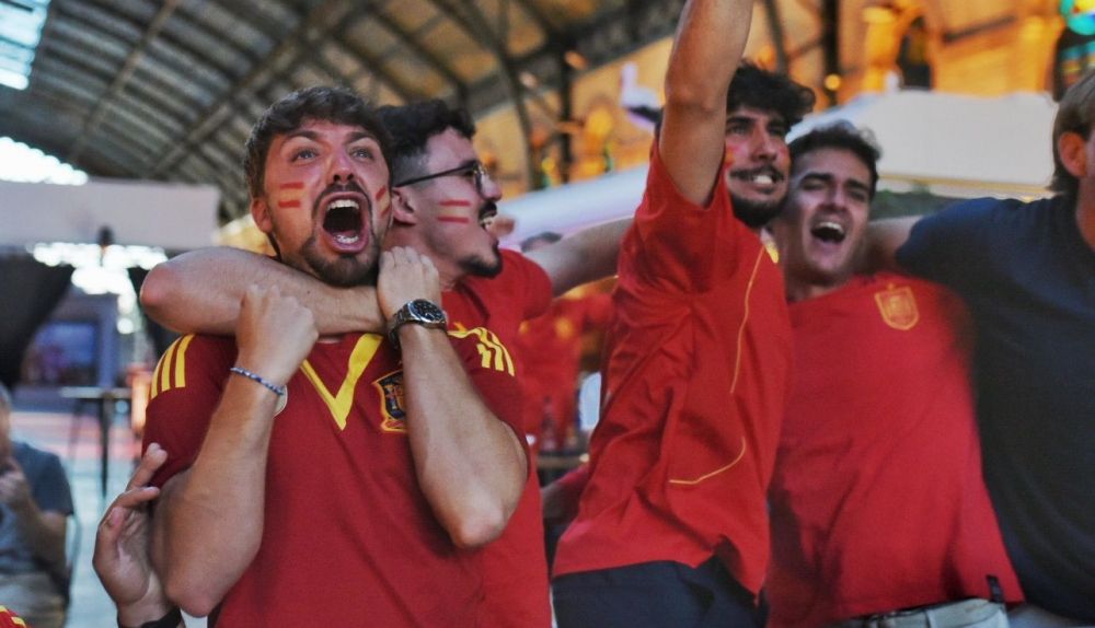 Aficionados de España celebran la victoria de la Selección.
