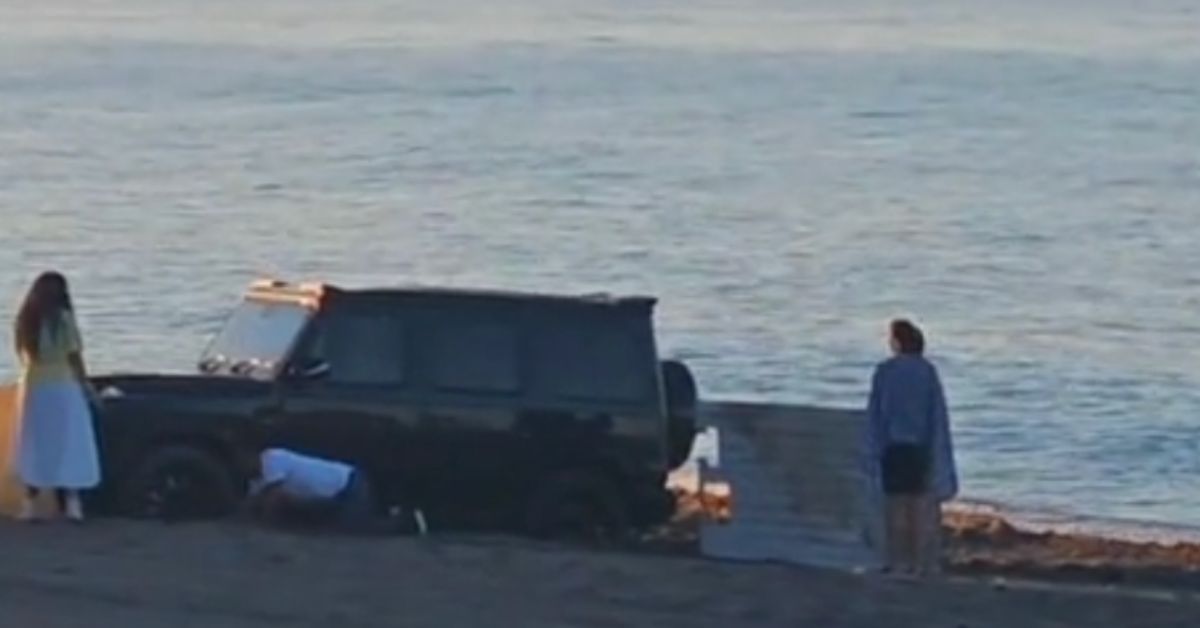 El coche de lujo que se ha quedado atascado en la playa.