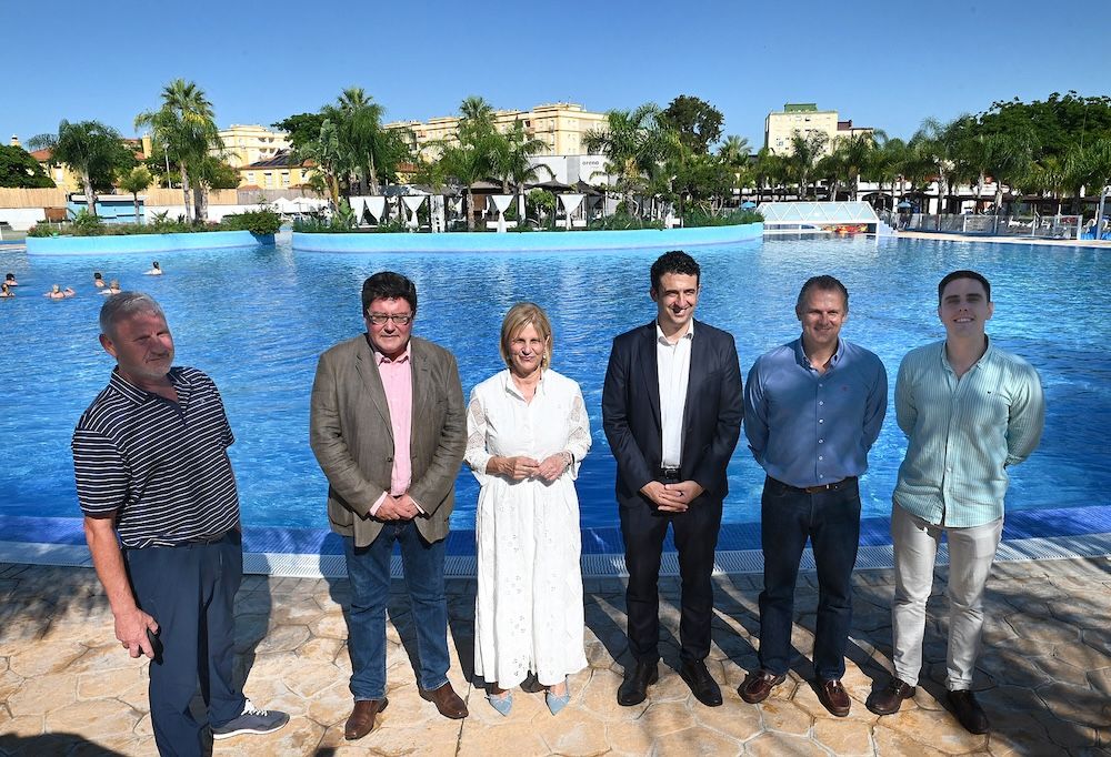 El gobierno local de Jerez durante su visita a Arena Village.