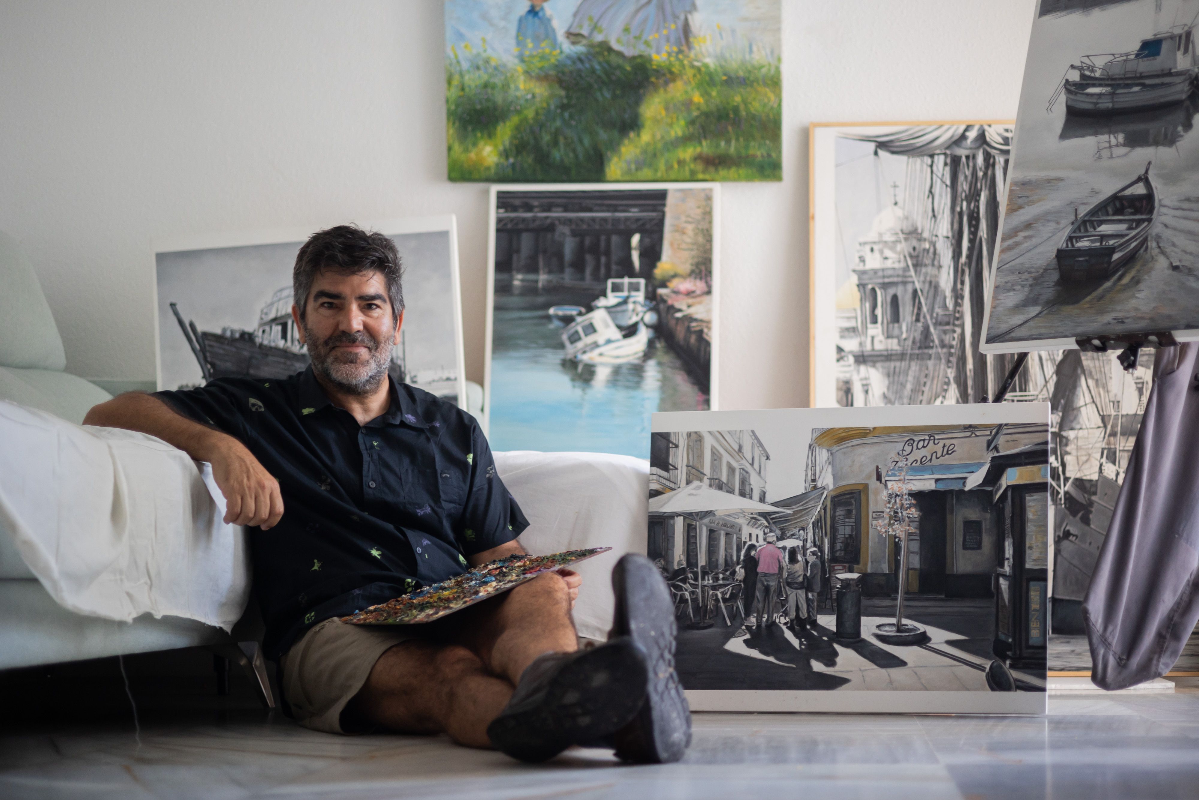 El artista Fernando Lores, en su estudio de El Puerto.