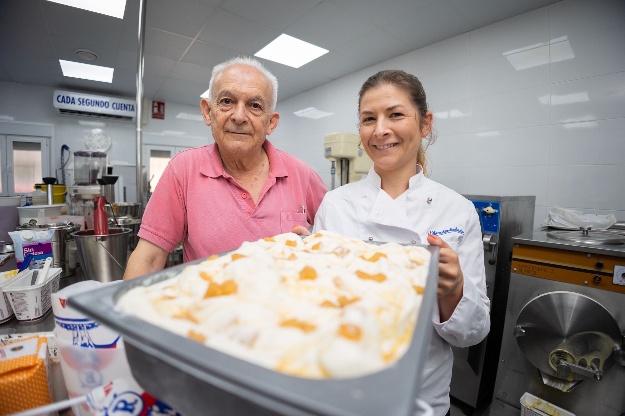 Inga Sancho y su padre Carlos en el obrador de helados donde elaboran sabores originales en Chiclana.