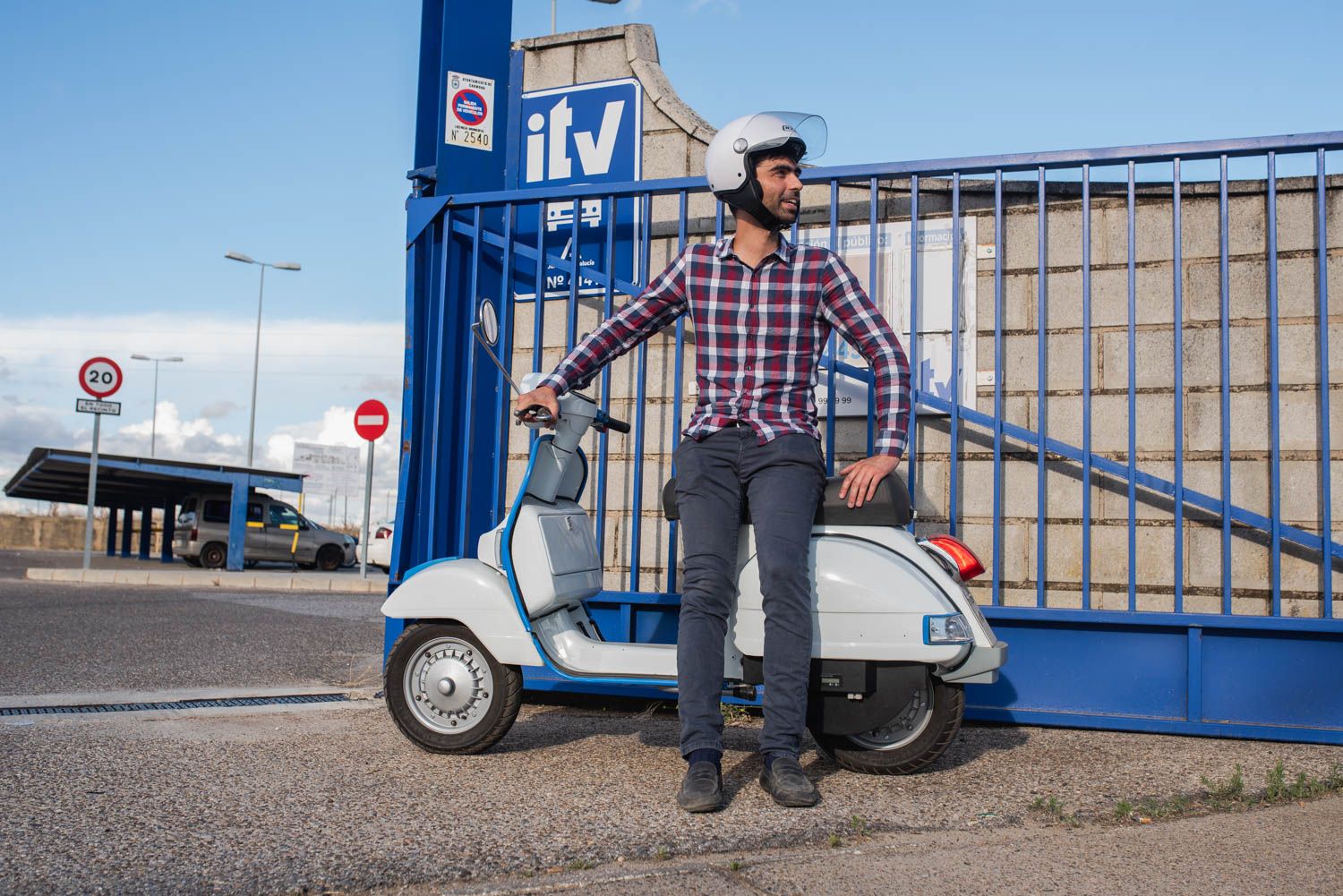 El ingeniero trebujenero que crea Vespas eléctricas.