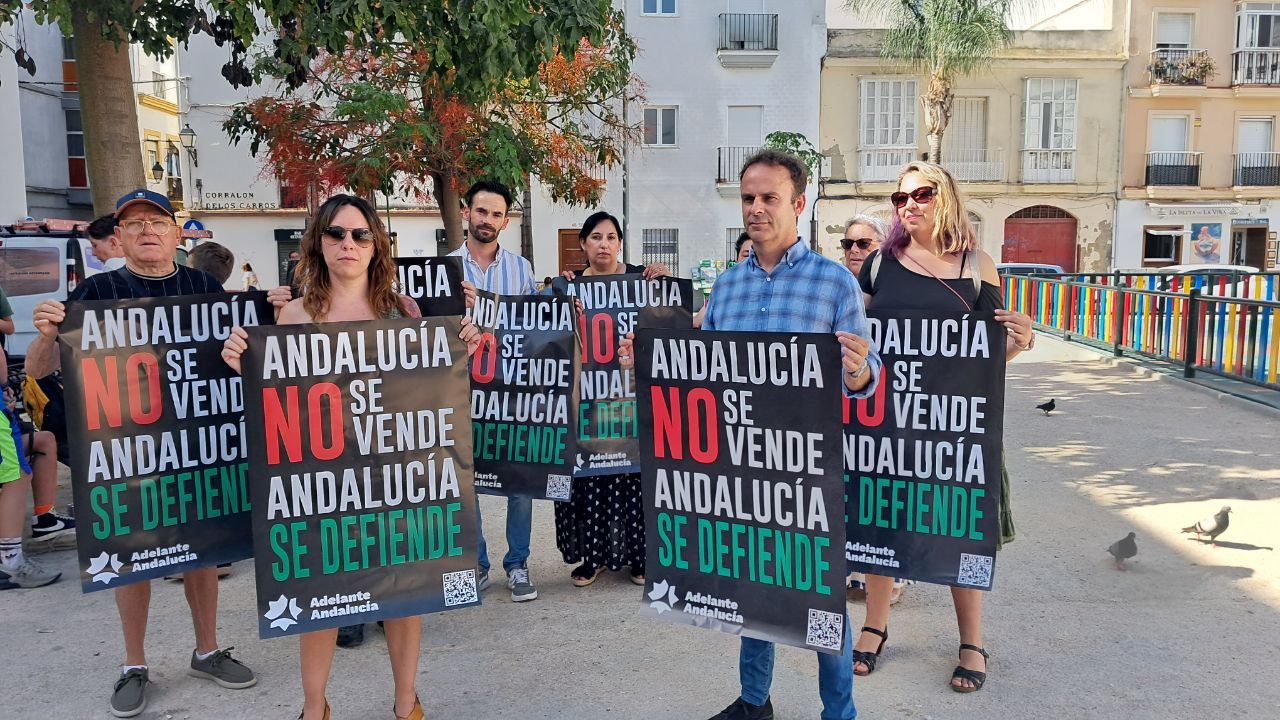 Miembros de Adelante Andalucía con la campaña que ha iniciado.