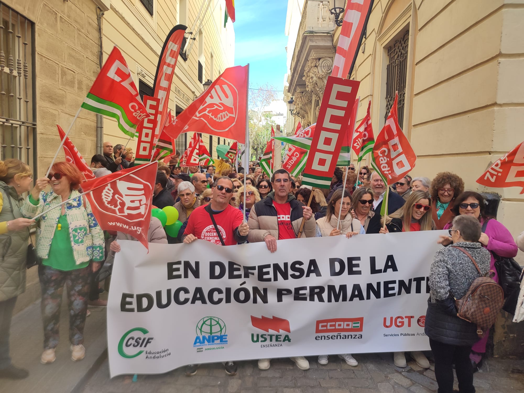 Protesta en defensa de la Educación Permanente.