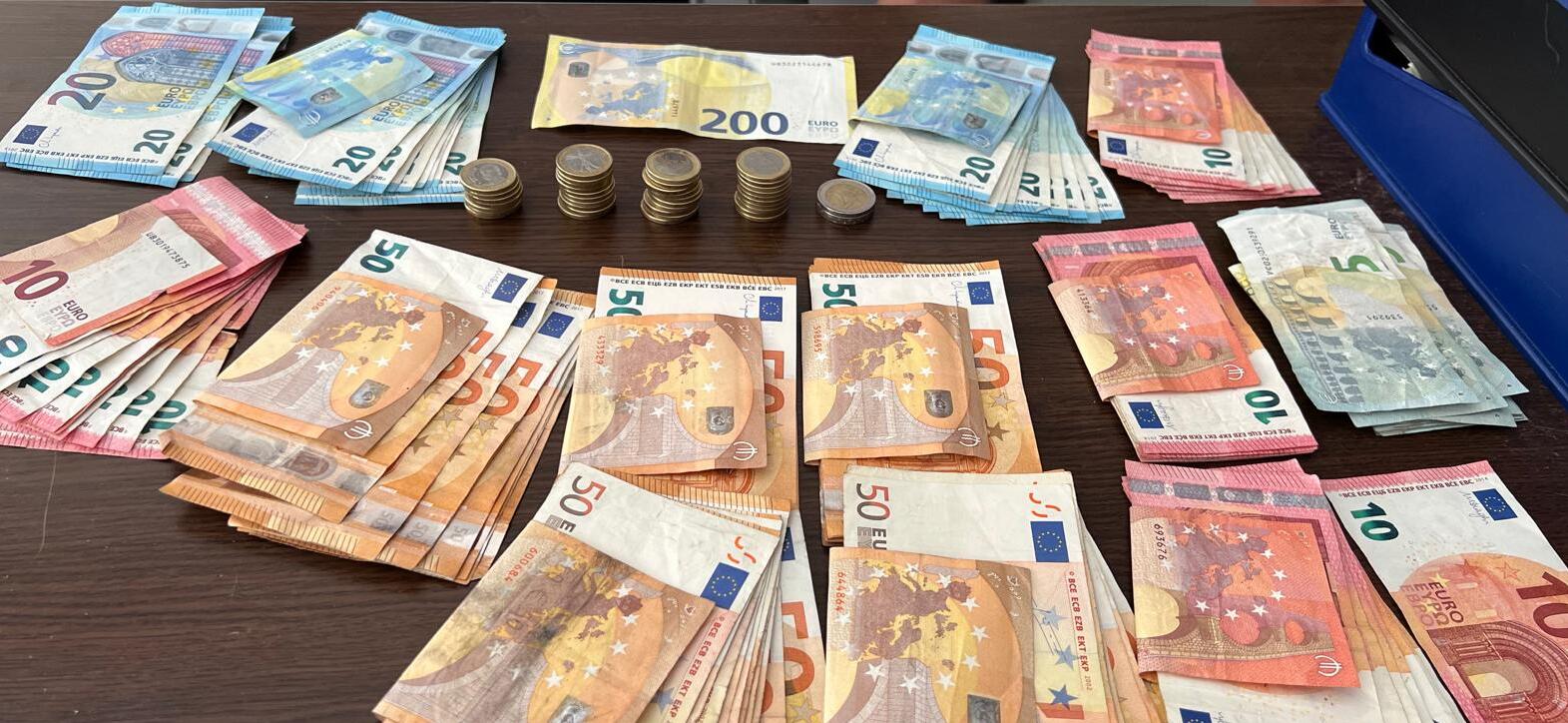 El dinero incautado en la operación de droga llevada a cabo en Conil.