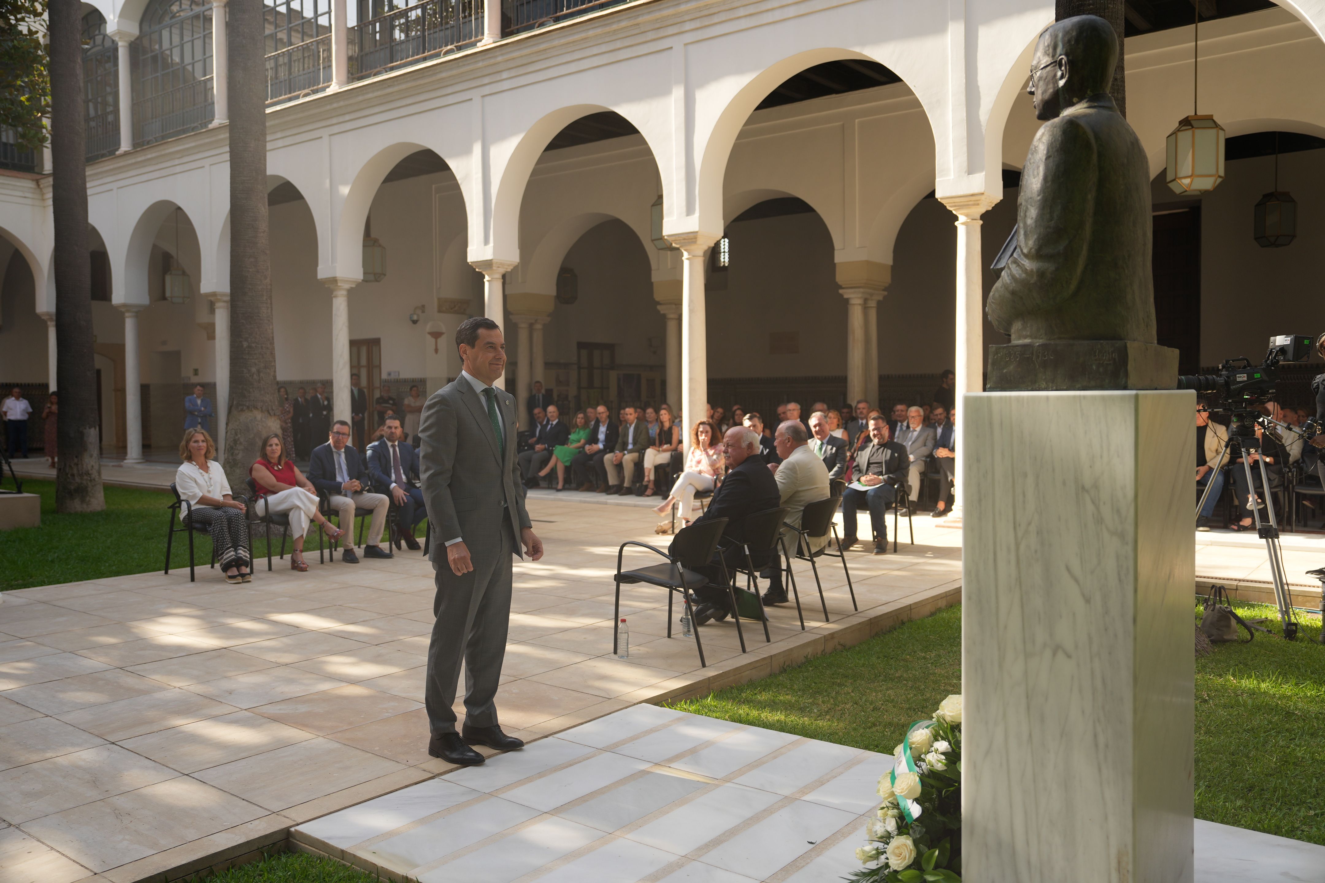 Juanma Moreno frente al busto de Blas Infante.