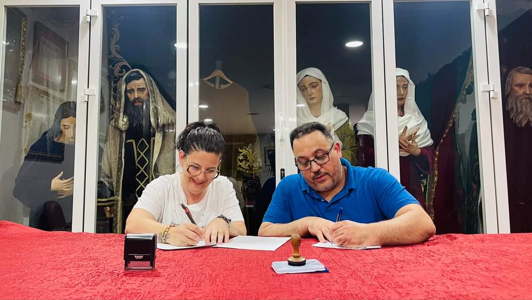 La hermana mayor y el carpintero firmando el contrato de ejecución de la parihuela. 