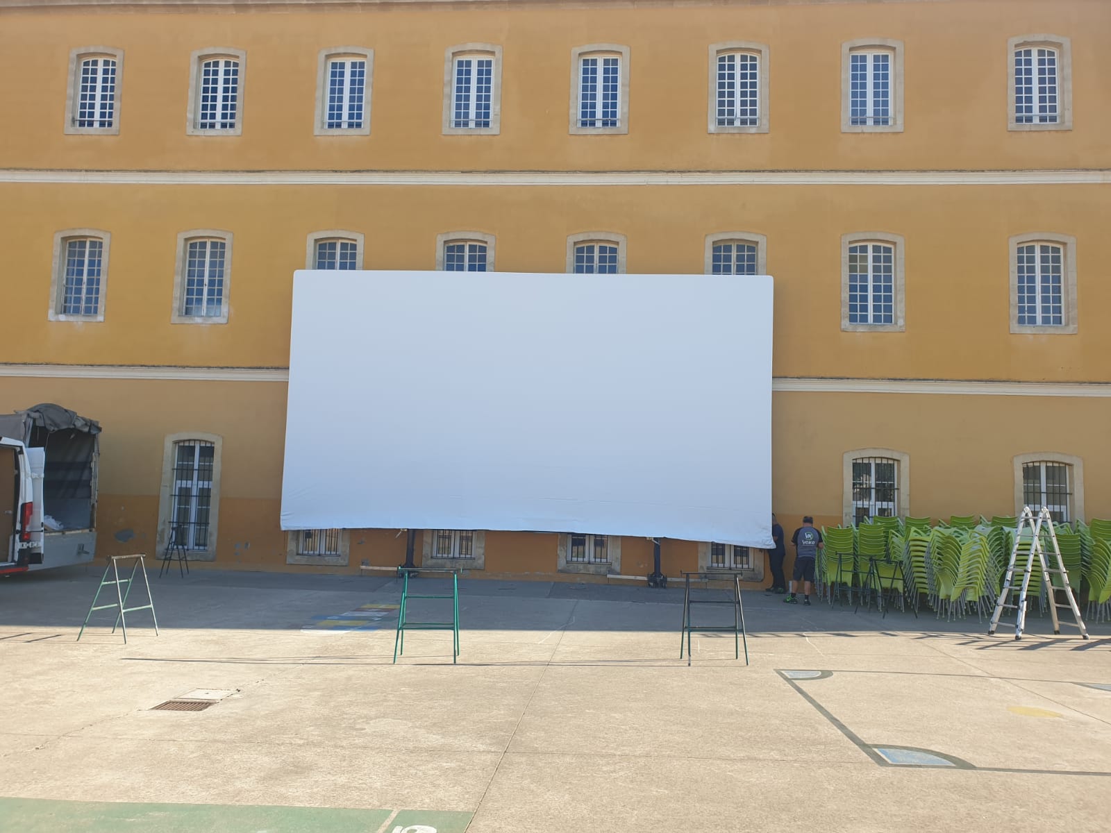 Pantalla instalada del nuevo cine de verano en el colegio SAFA San Luis en El Puerto.