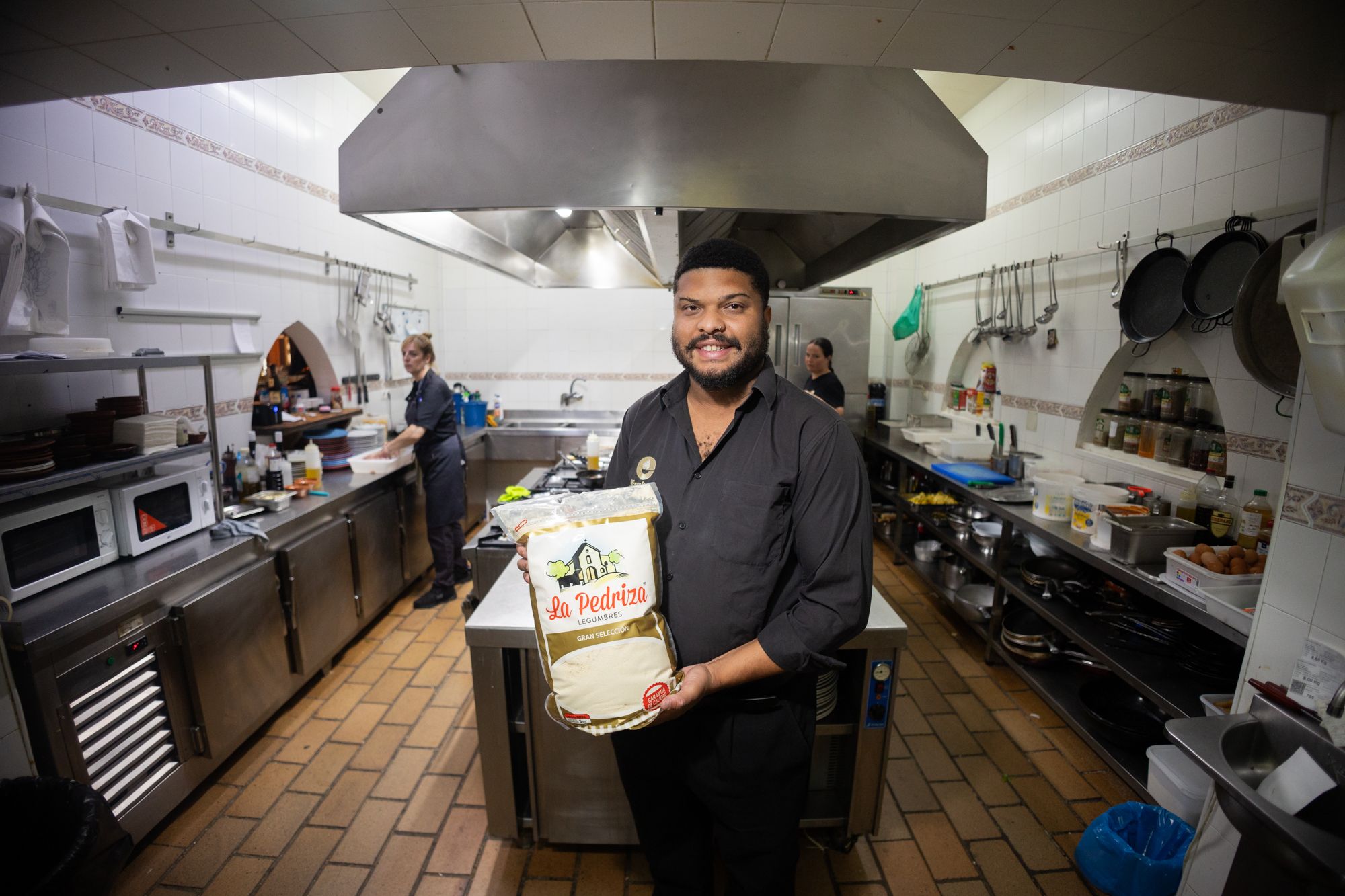 Juan Lechuga en la cocina de El Ermitaño, su restaurante, en el que, como en el catering que regenta, adapta todos los menús para personas intolerantes.