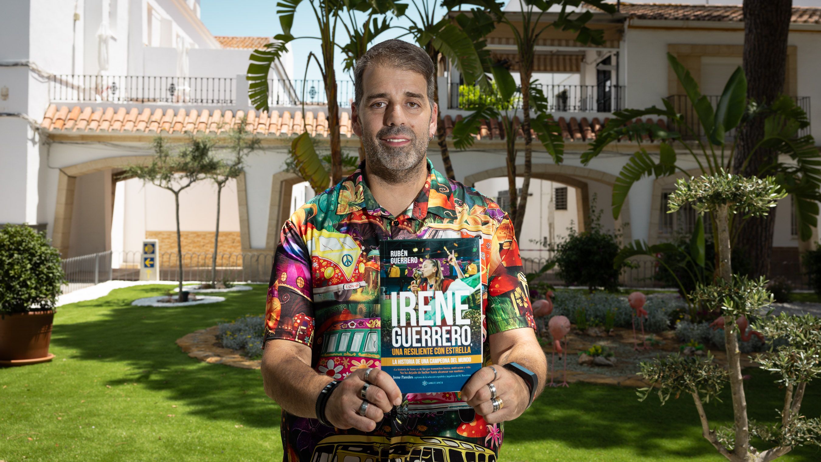 El periodista, docente y escritor Rubén Guerrero sostiene un ejemplar de su biografía recién publicada sobre la futbolista Irene Guerrero.