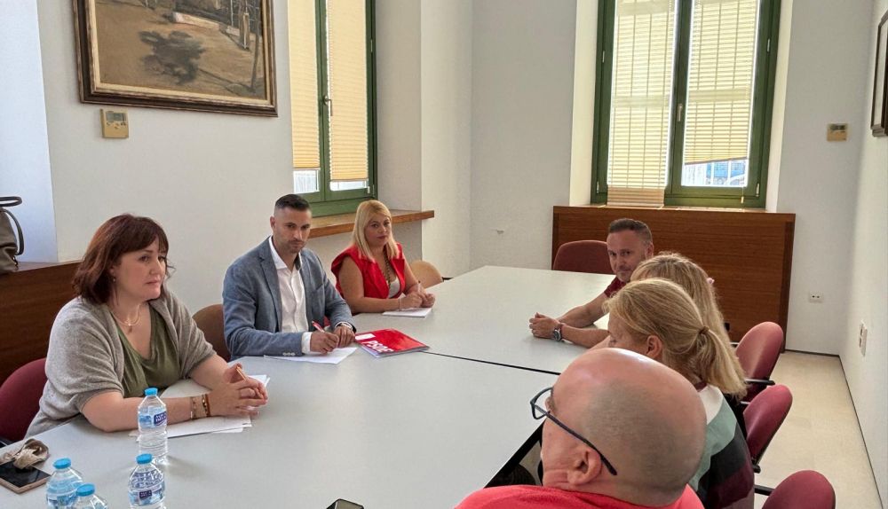 Reunión sobre el conflicto laboral de la plantilla del hotel Duques de Medinaceli en El Puerto.