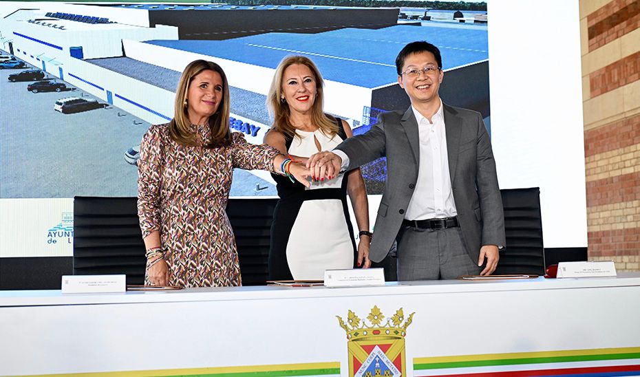La alcaldesa de Linares, Mª Auxiliadora del Olmo, la consejera de Economía, Carolina España, y el presidente y CEO de Desay SV, Gao Dapeng, durante la presentación del proyecto de la empresa china.