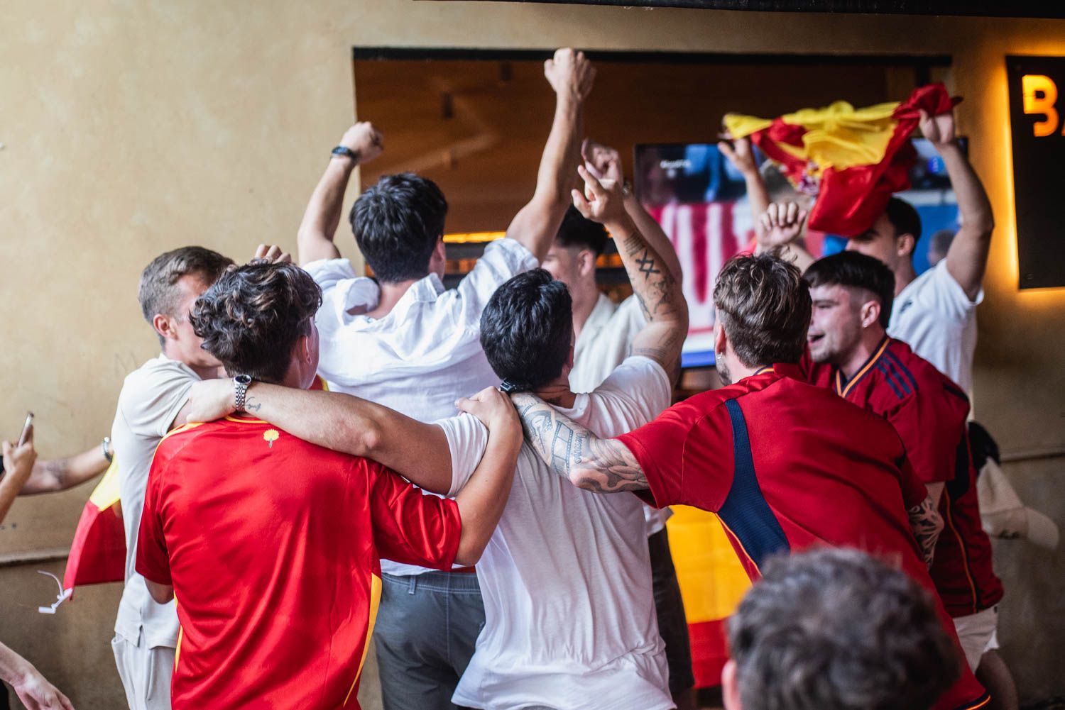 'Los de las menos cinco' en los bares. Un grupo de amigos celebra un gol en un partido de la selección española.