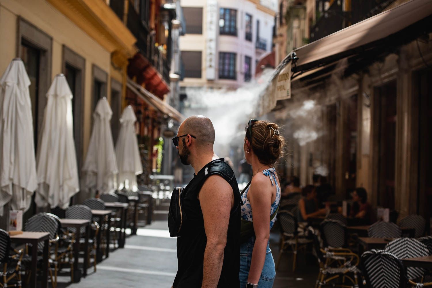 Dos personas se refrescan ante las altas temperaturas en Sevilla. 