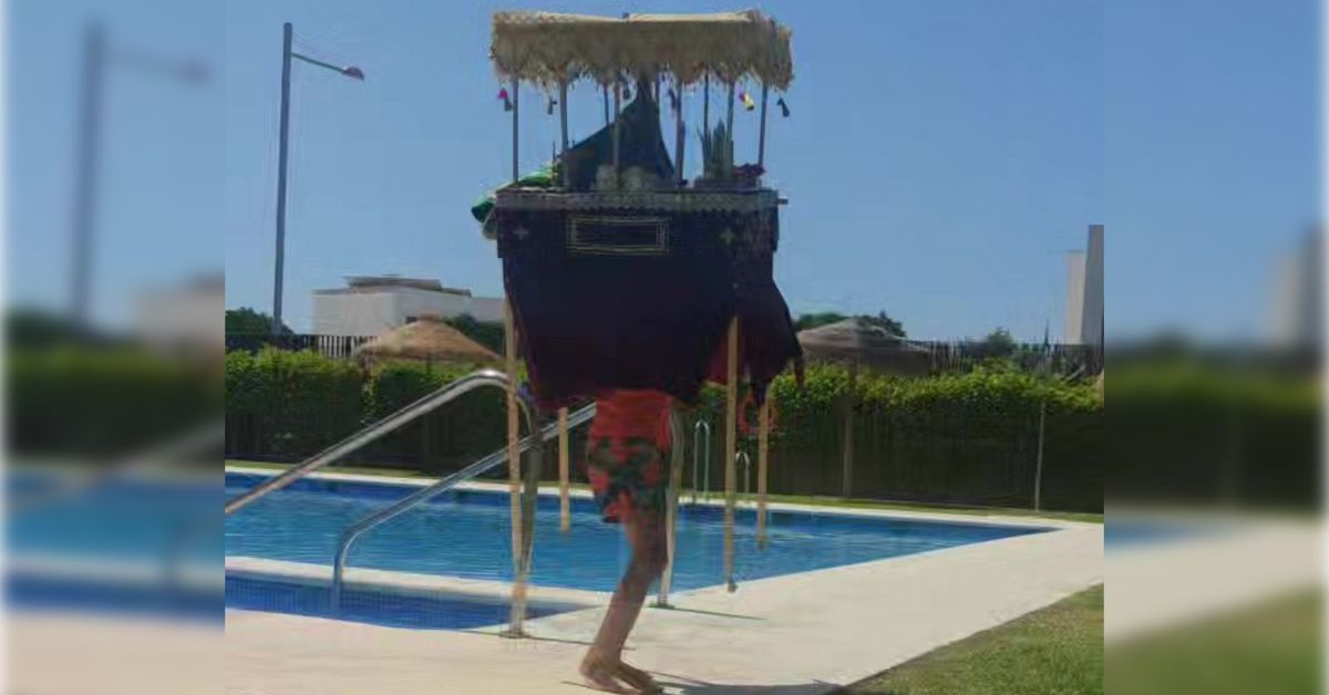 Un niño, con su paso de palio, al borde de una piscina.