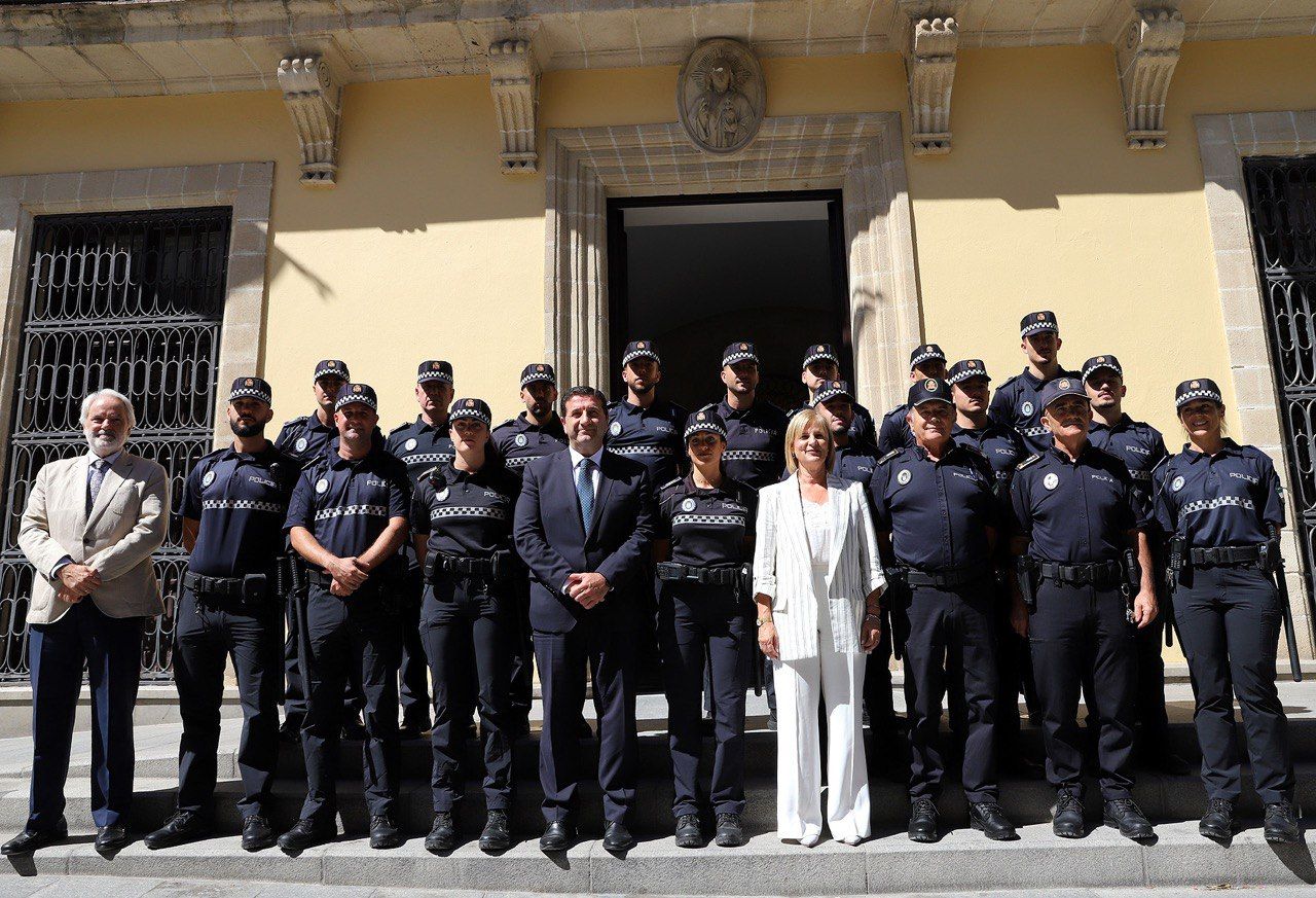 María José García-Pelayo, alcaldesa de Jerez, junto a agentes de la Policía Local.