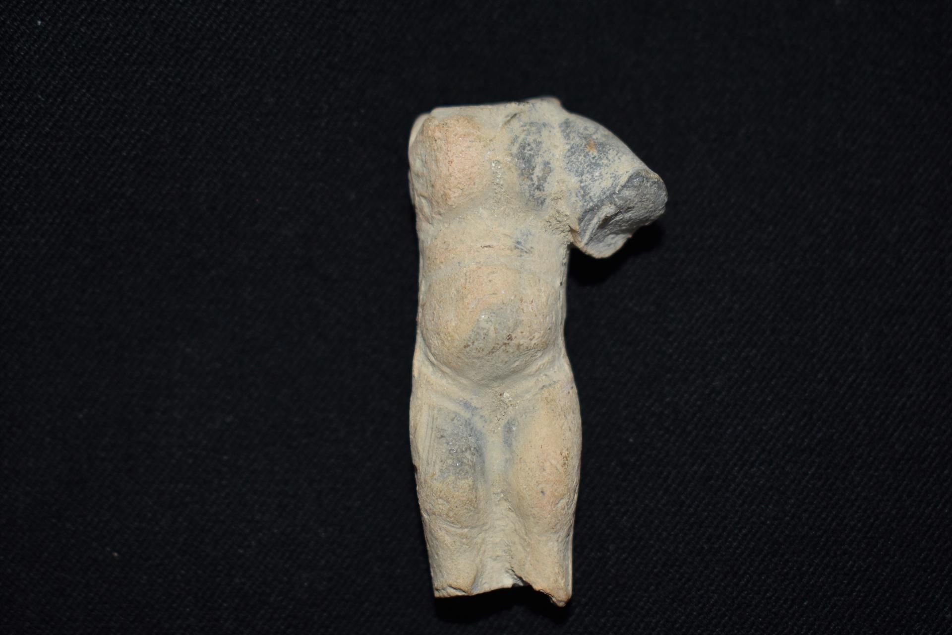 Figura de barro descubierta en Carmona.