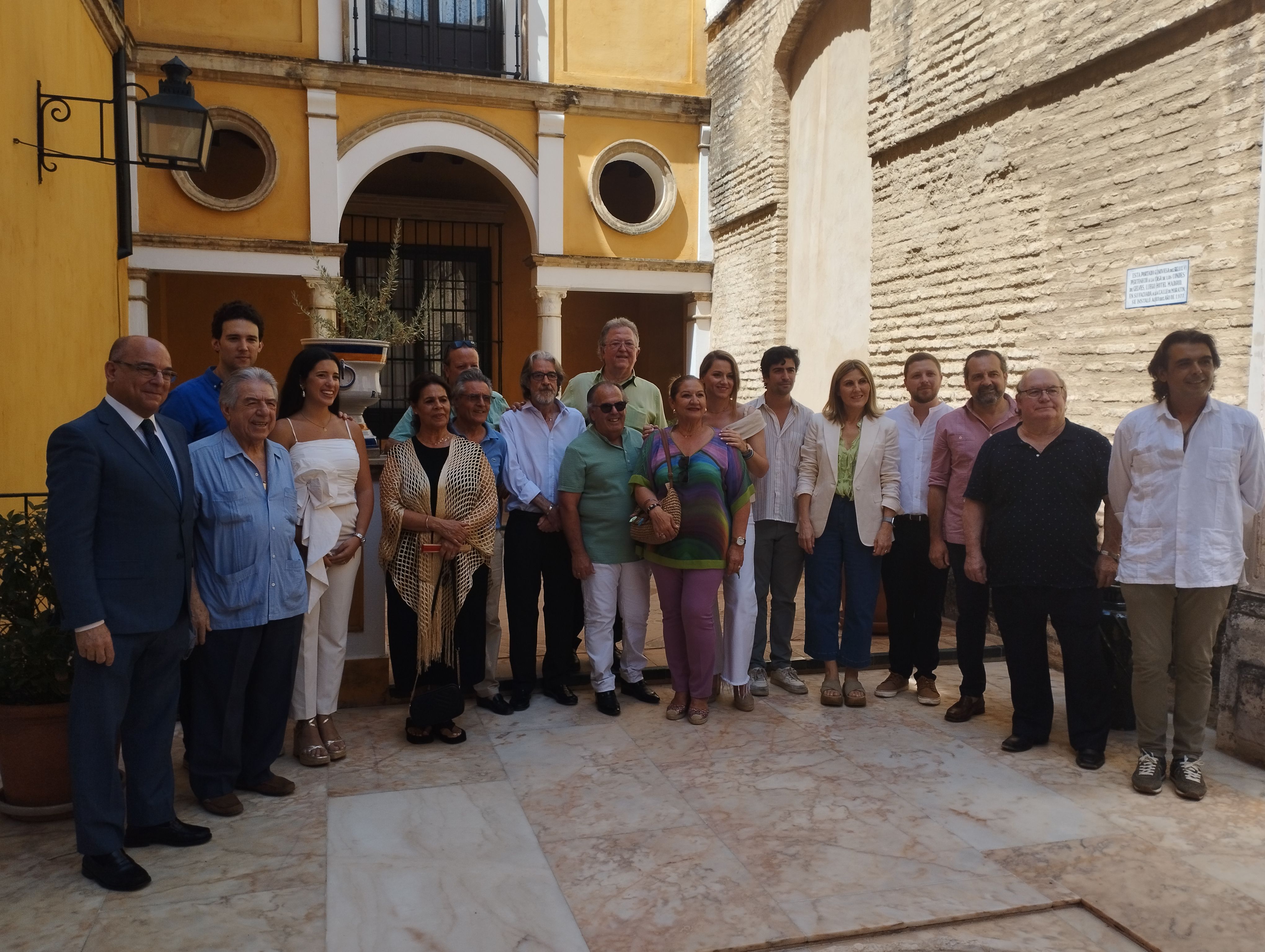 Foto de familia con los artistas de la Bienal de Flamenco de Sevilla que van a participar en el Real Alcázar.