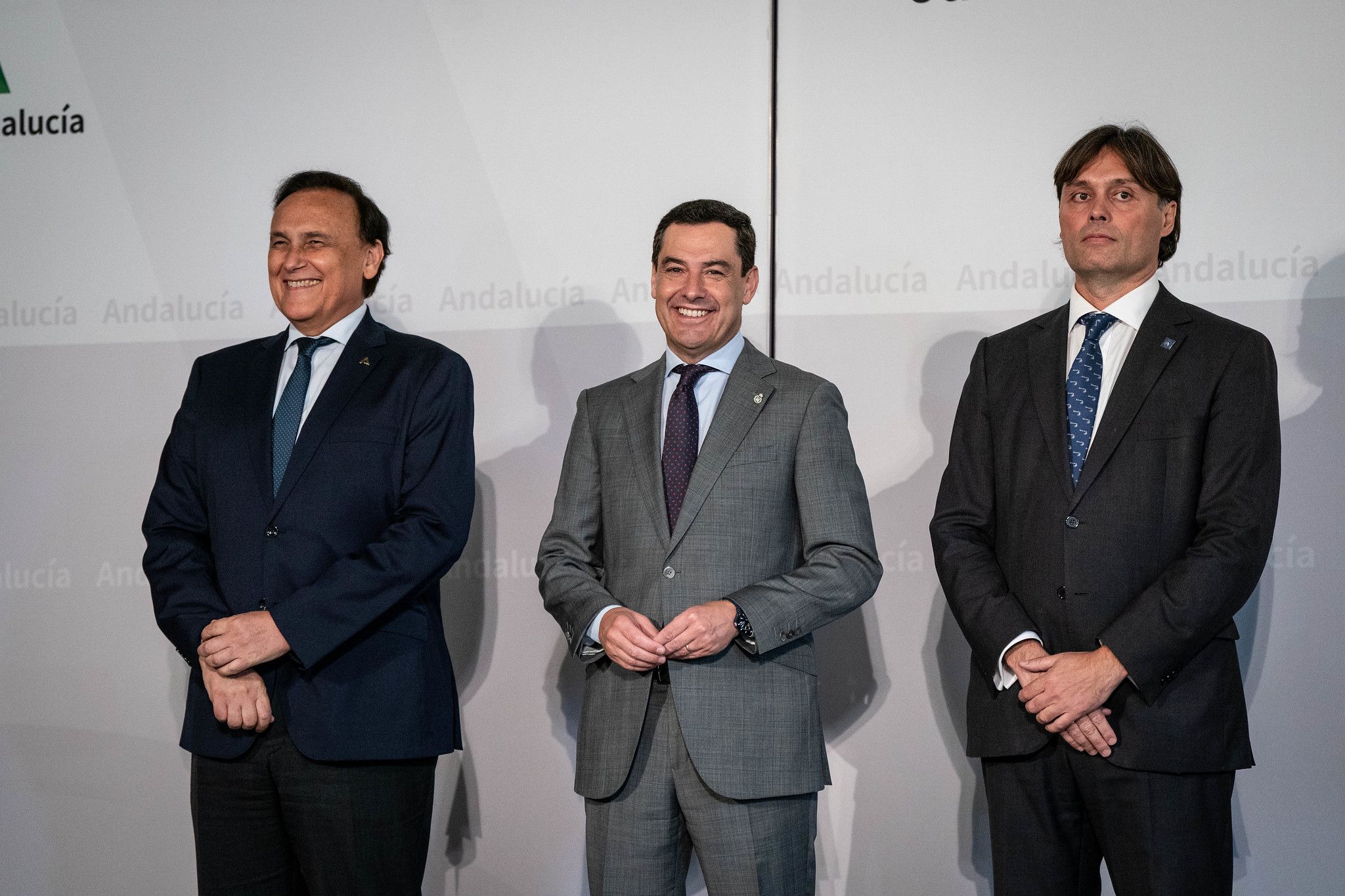 Juanma Moreno junto a José Carlos Gómez Villamandos, consejero de Universidades, y Paco Oliva, rector de la Pablo de Olavide.