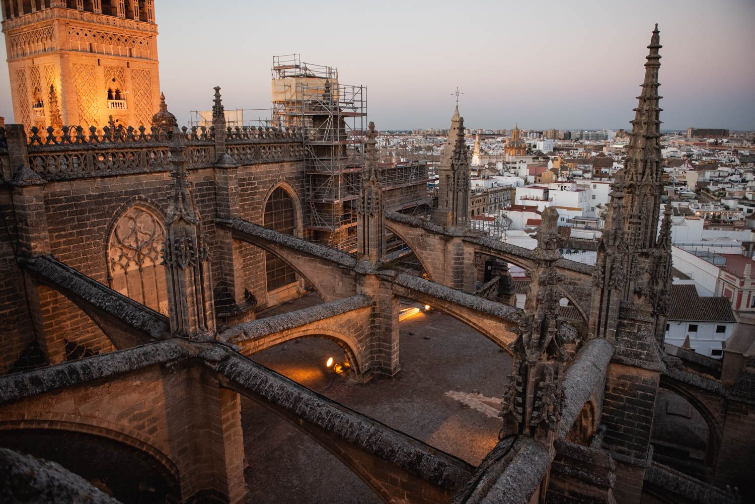 Las cubiertas de la Catedral de Sevilla y las vistas de la ciudad. Artículo de Rafael Sanmartín sobre la Iglesia y Hacienda.