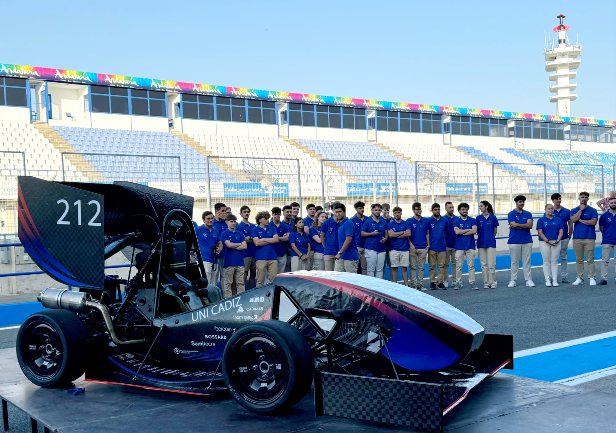 El equipo universitario Fórmula Gades, primera escudería de la UCA, presenta su nuevo monoplaza en Jerez.
