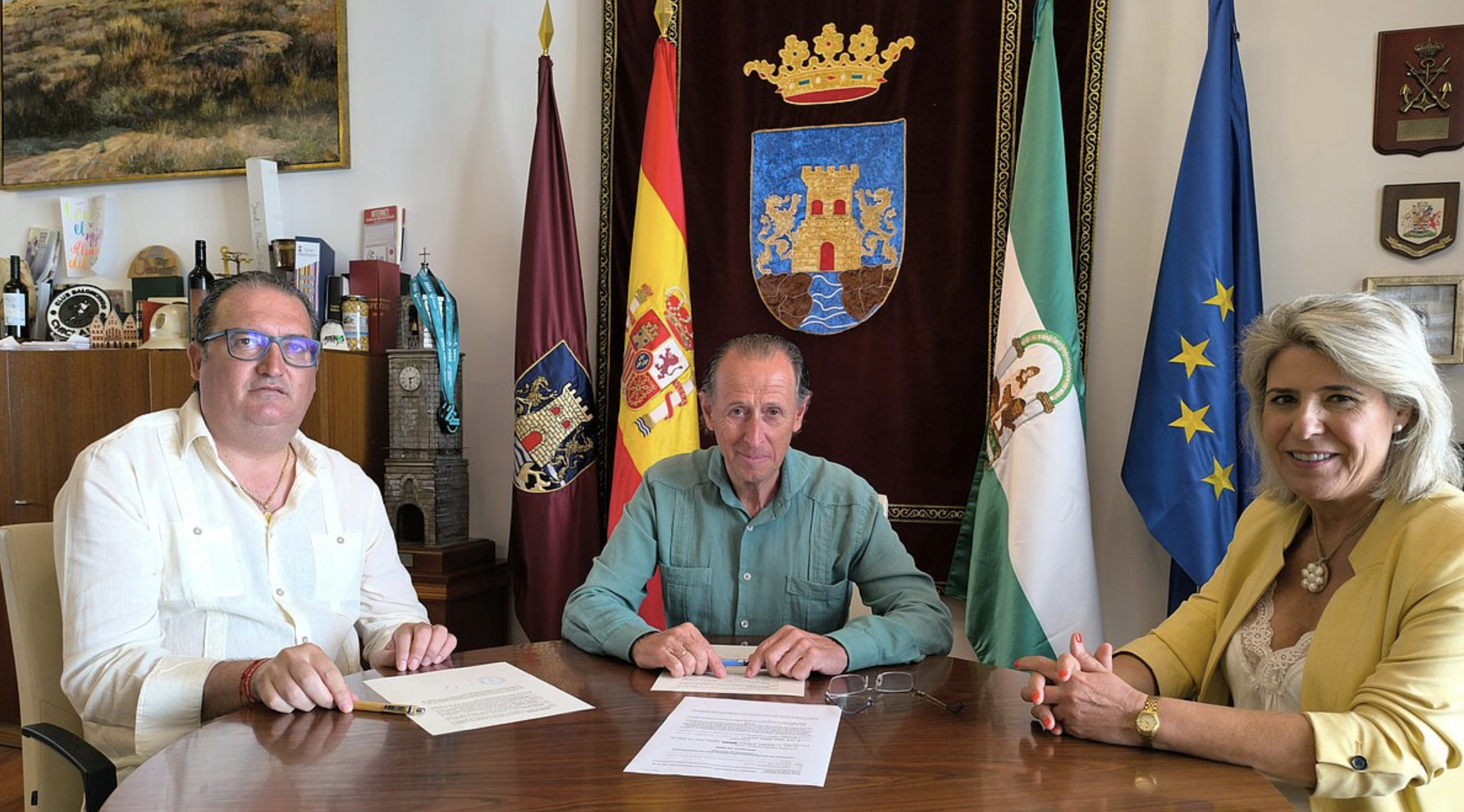 El alcalde y el presidente del Consejo de Hermandades durante la firma del convenio. 