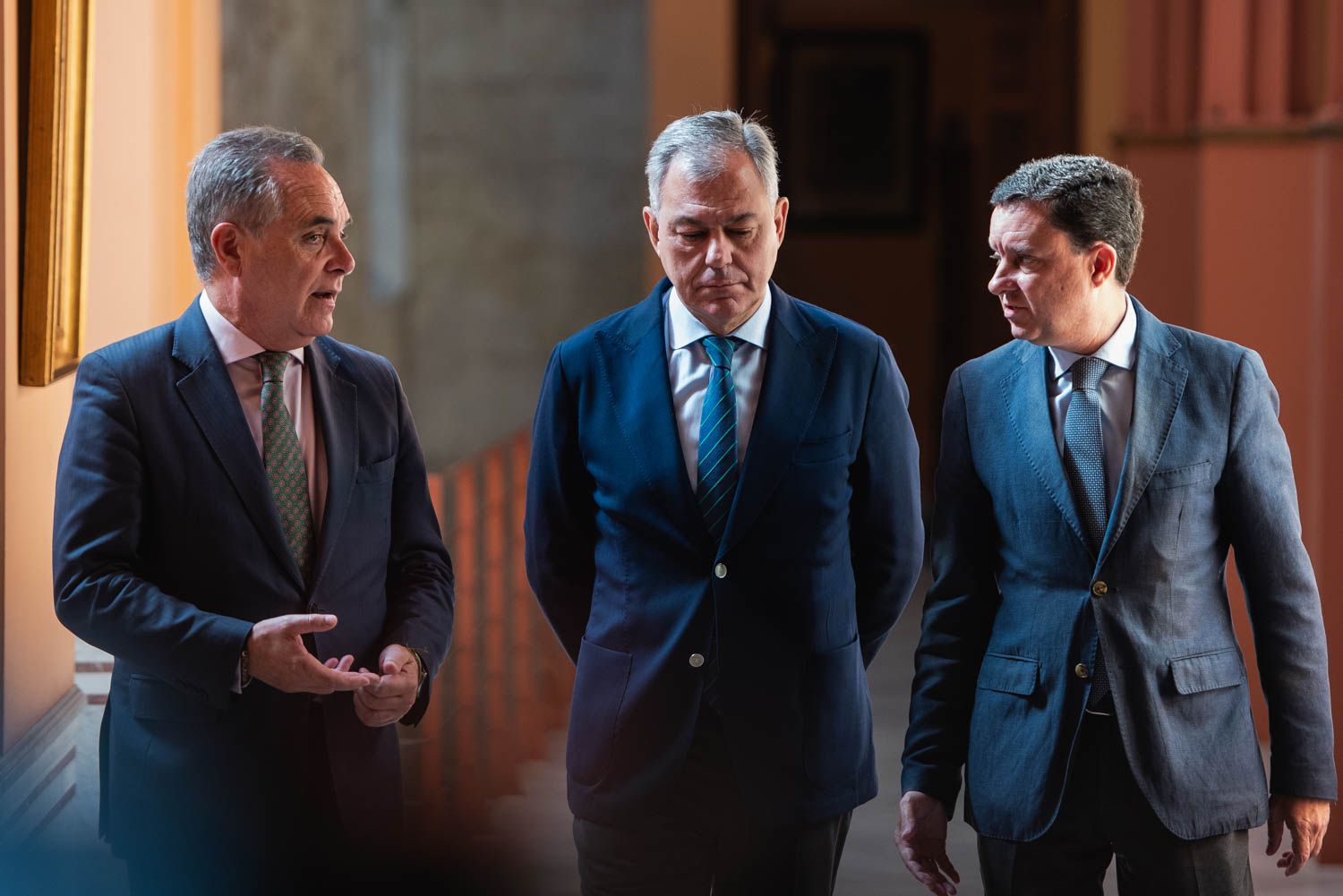 El alcalde de Sevilla, José Luis Sanz, con dos de sus concejales más importantes, Juan Bueno y Juan de la Rosa.