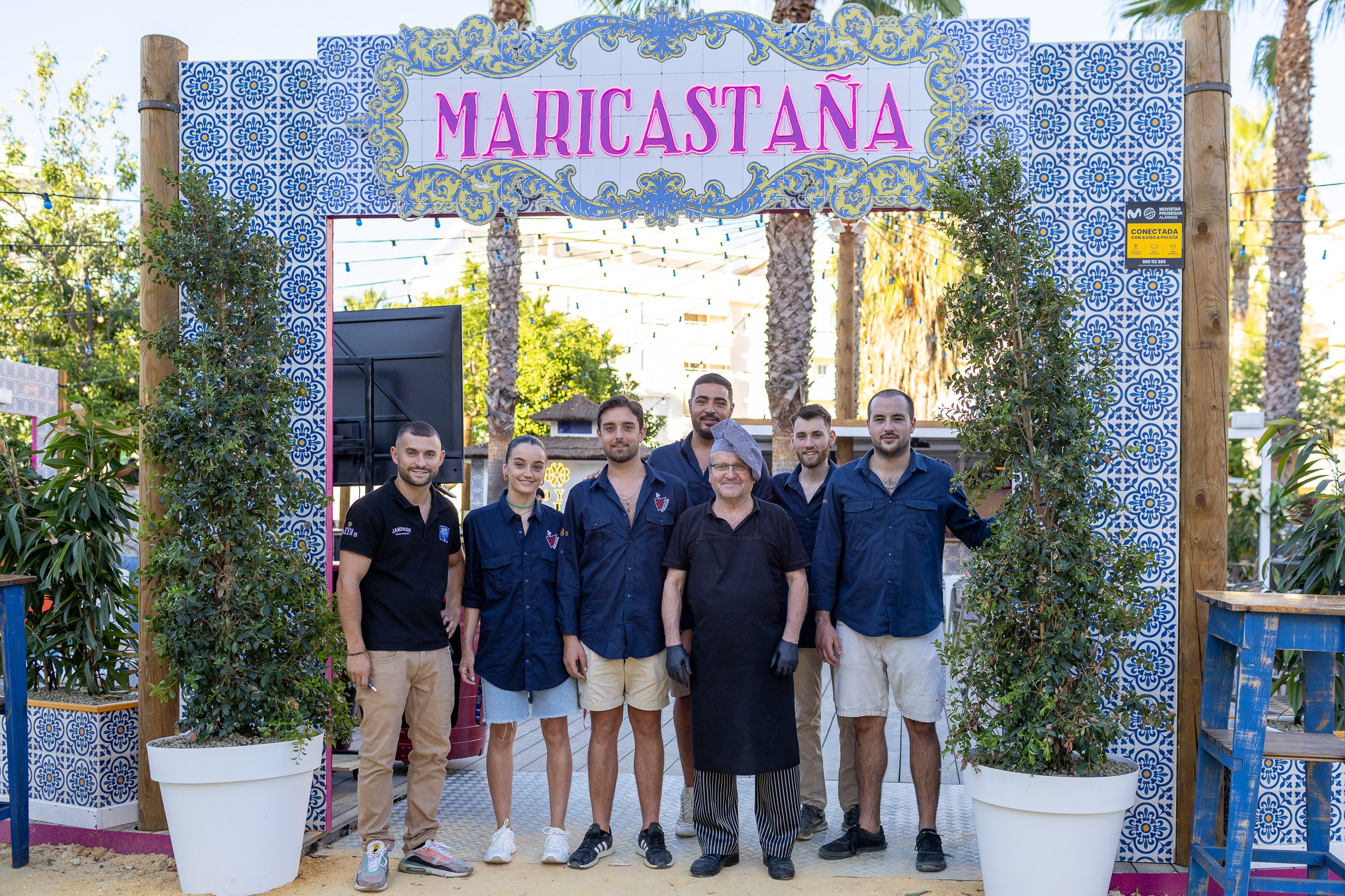 Un chiringuito sin playa, pero con jardín. Foto de grupo de los empleados del Maricastaña con el encargado y el jefe de cocina entre ellos.