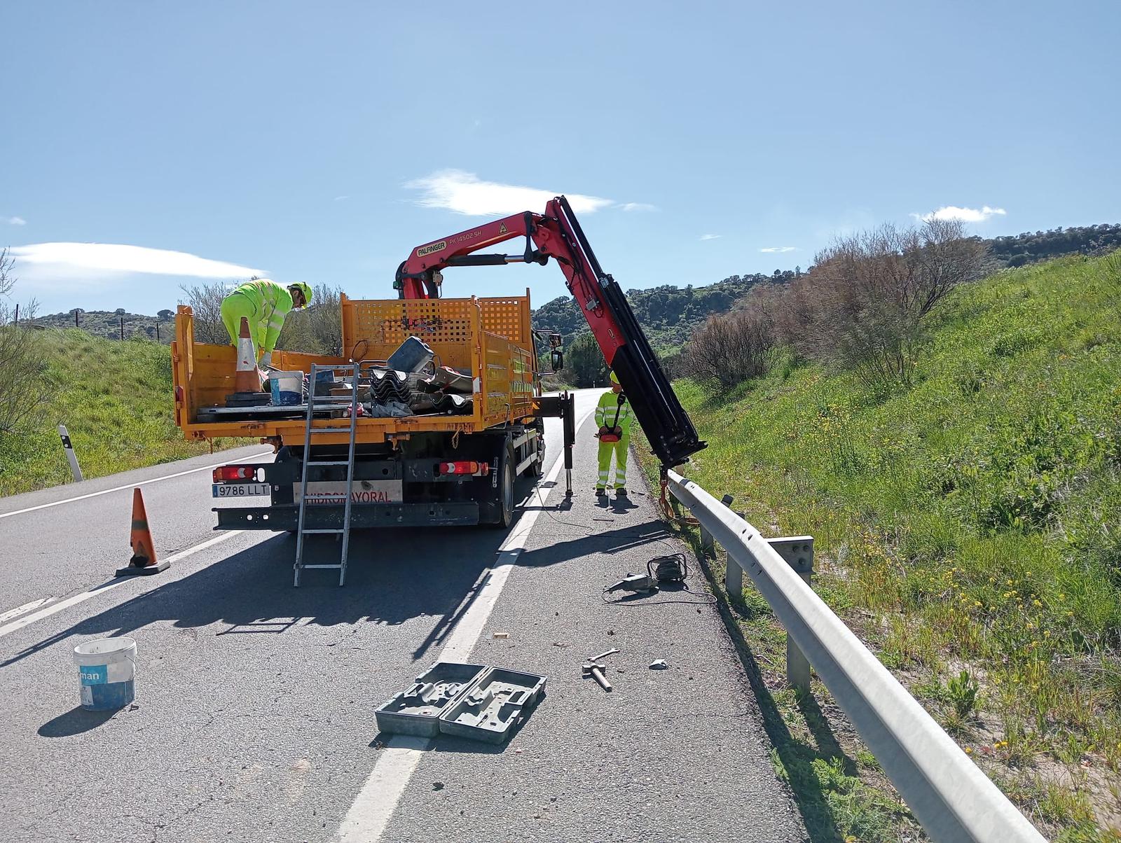 Operarios de una empresa de mantenimiento trabajando en una carretera de titularidad andaluza.