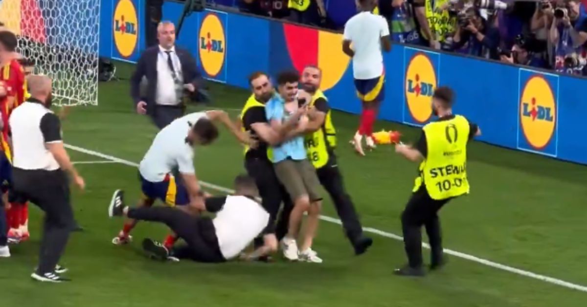 Momento en el que un empleado de seguridad golpea a Morata.