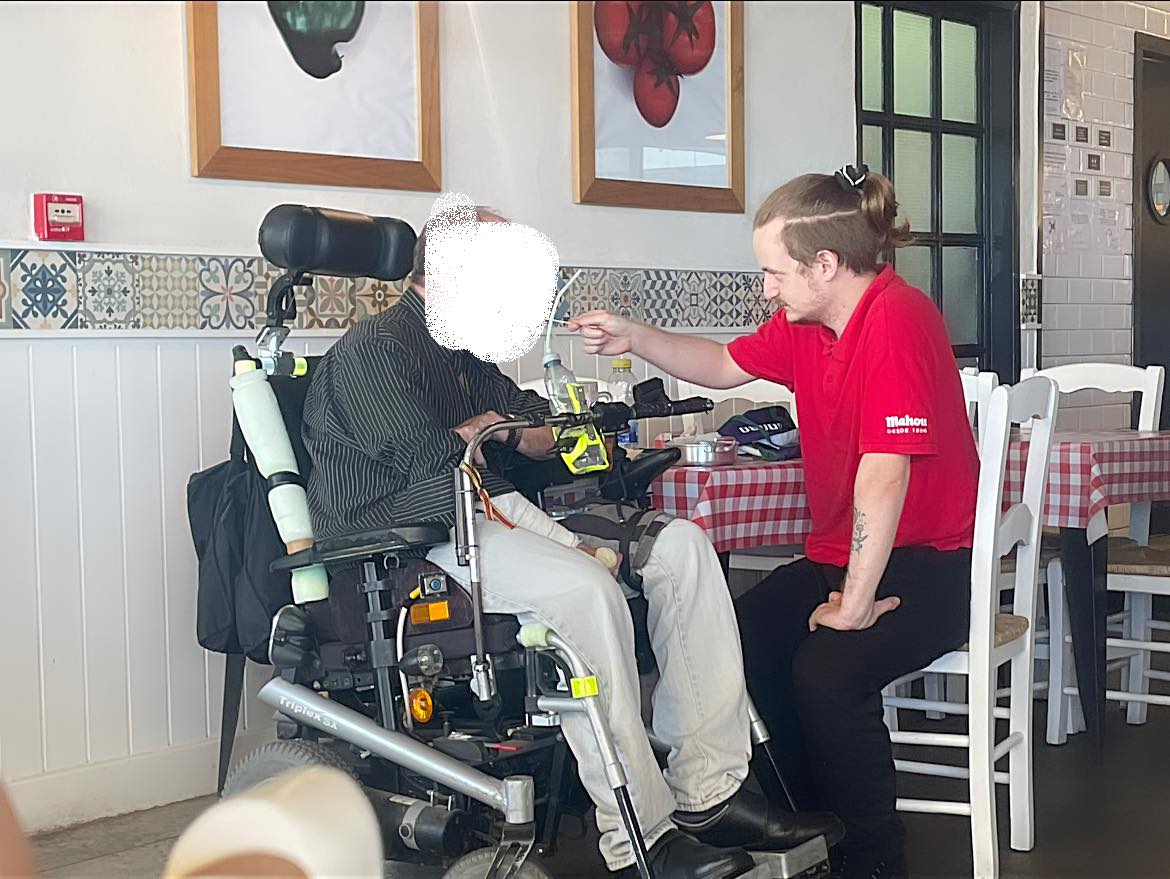 El gesto humano de un camarero en un restaurante de Bahía Sur en San Fernando.