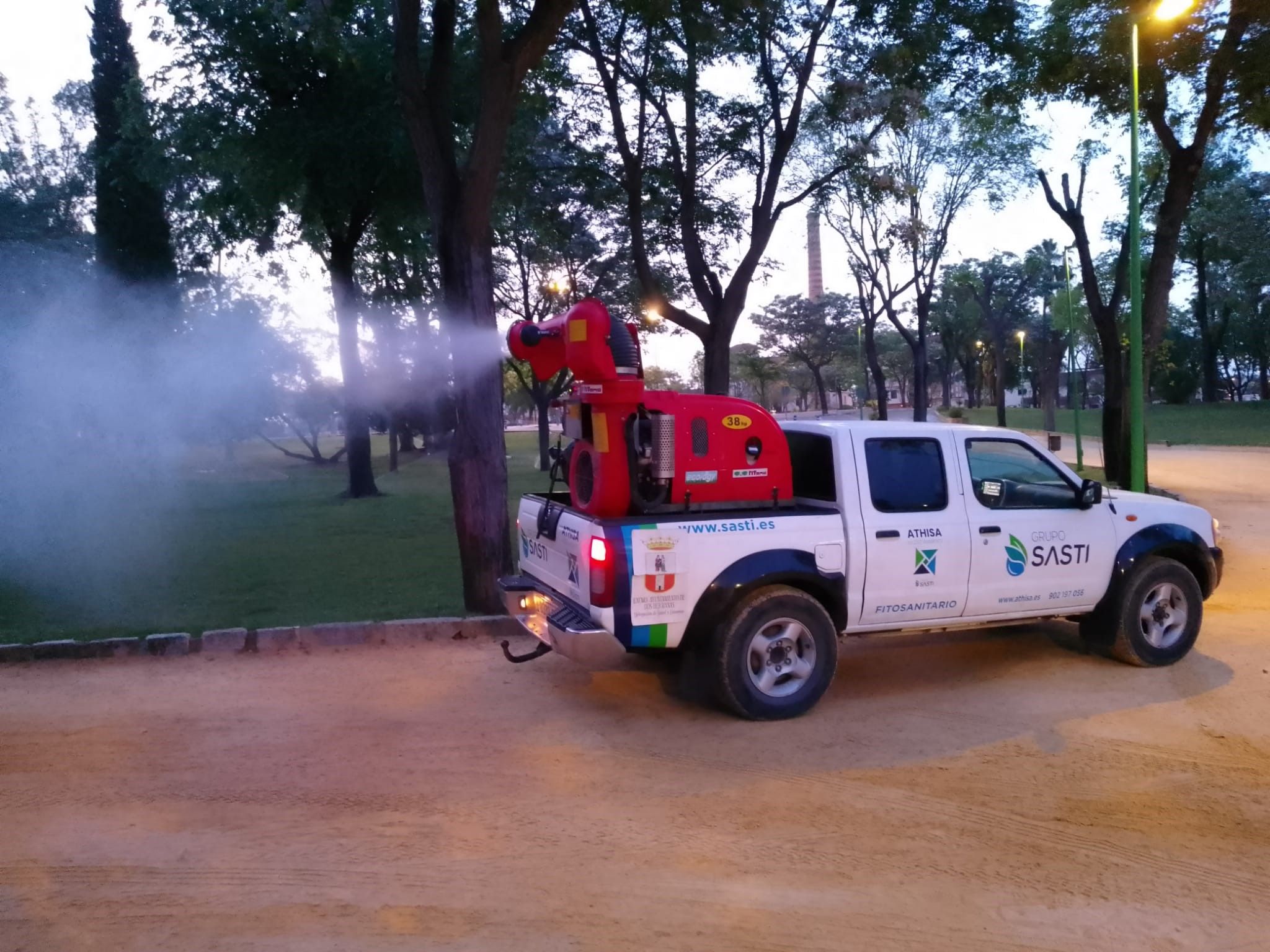 Un vehículo para la eliminación del mosquito portador del Virus del Nilo en Dos Hermanas.