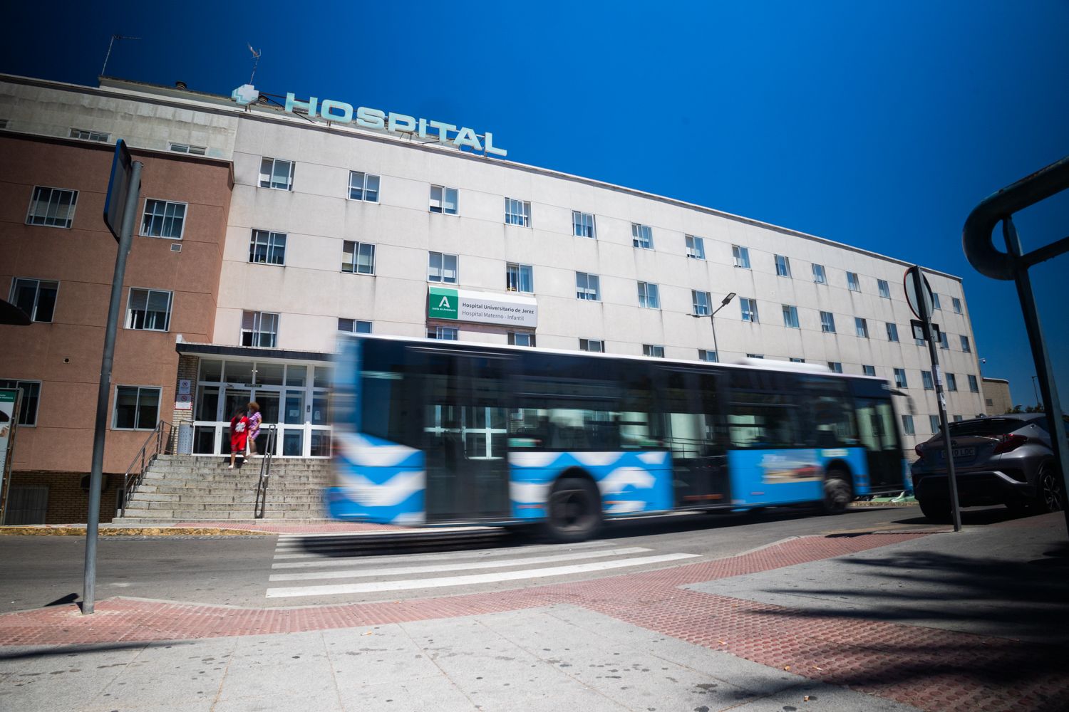 Un autobús, pasando por el Hospital de Jerez.