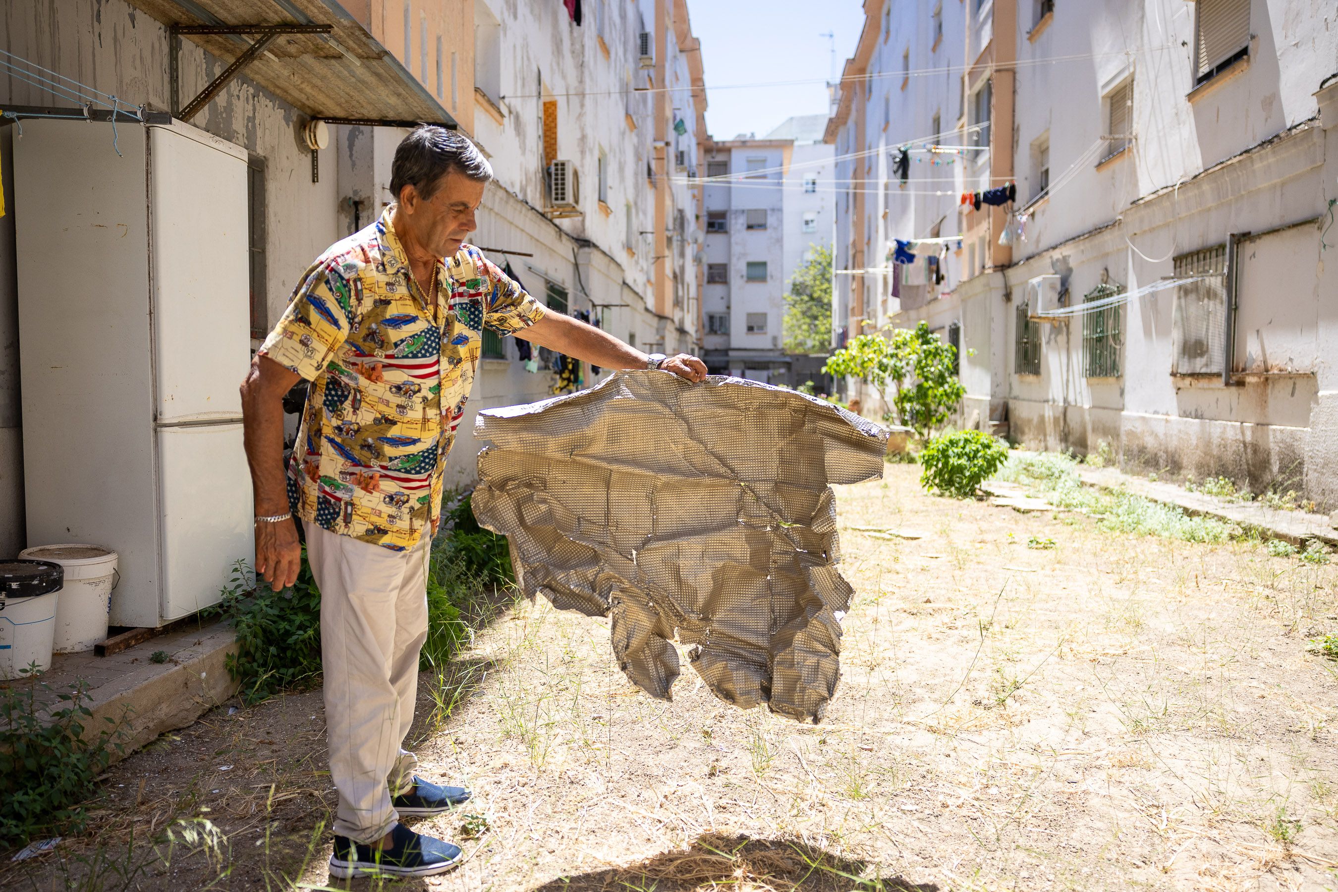 Uno de los afectados del Cerro del Moro, en Cádiz este verano, en el patio interior de la zona a reconstruir.