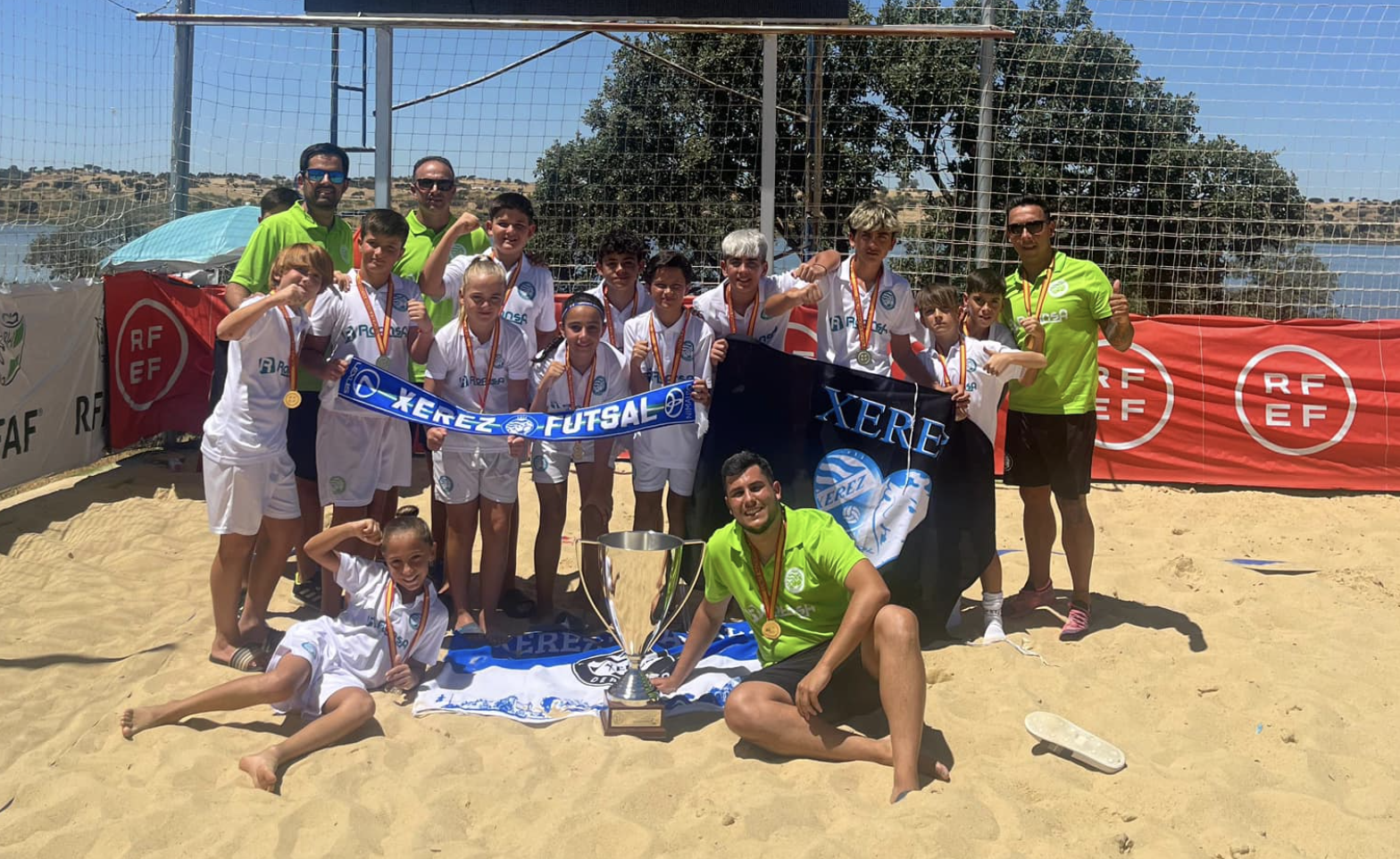 Los jugadores del Xerez Roansa de categoría alevín, campeones de España de fútbol playa.