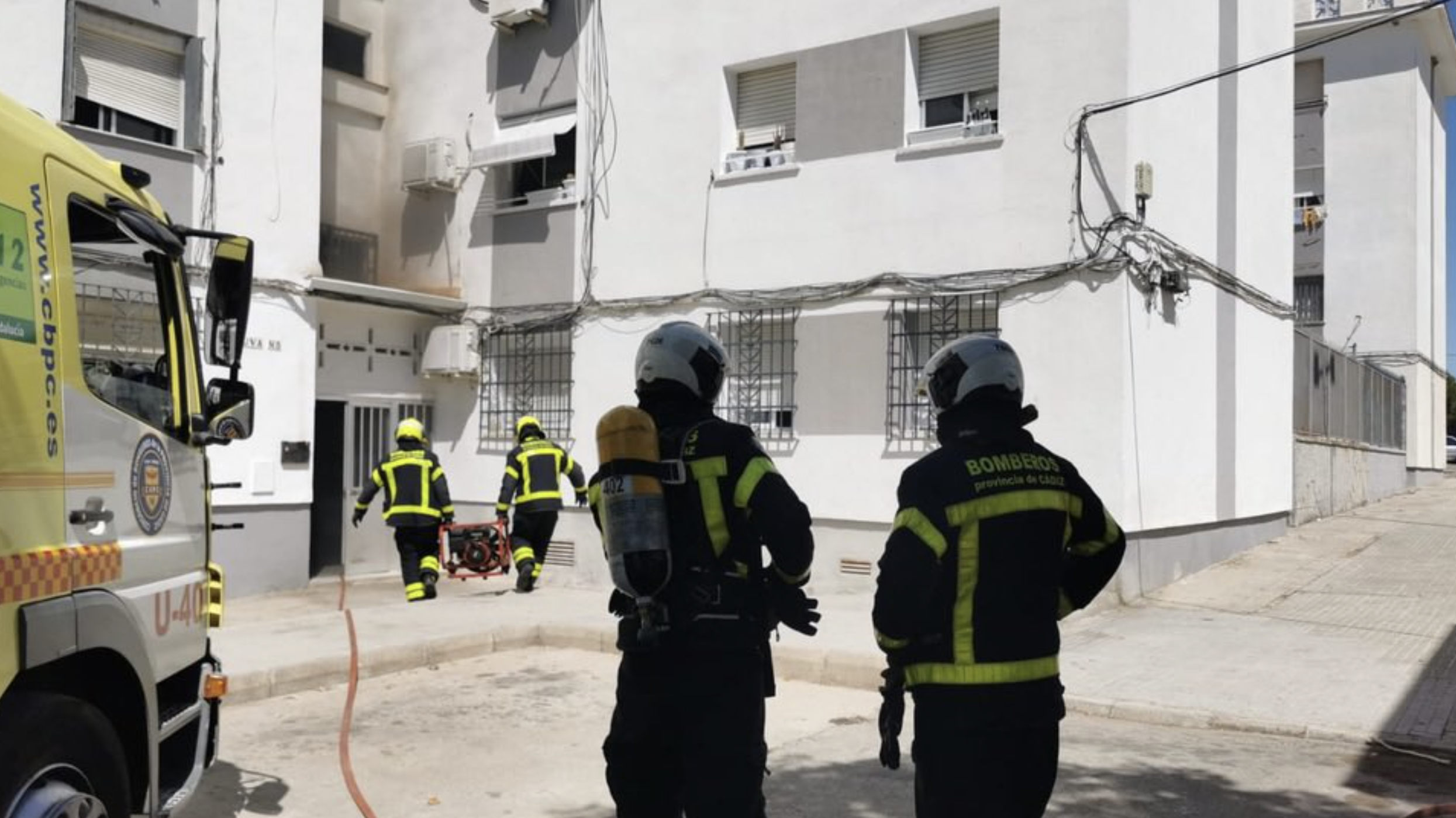Bomberos de Jerez, delante del edificio donde ha tenido lugar el incendio. 21.55.37