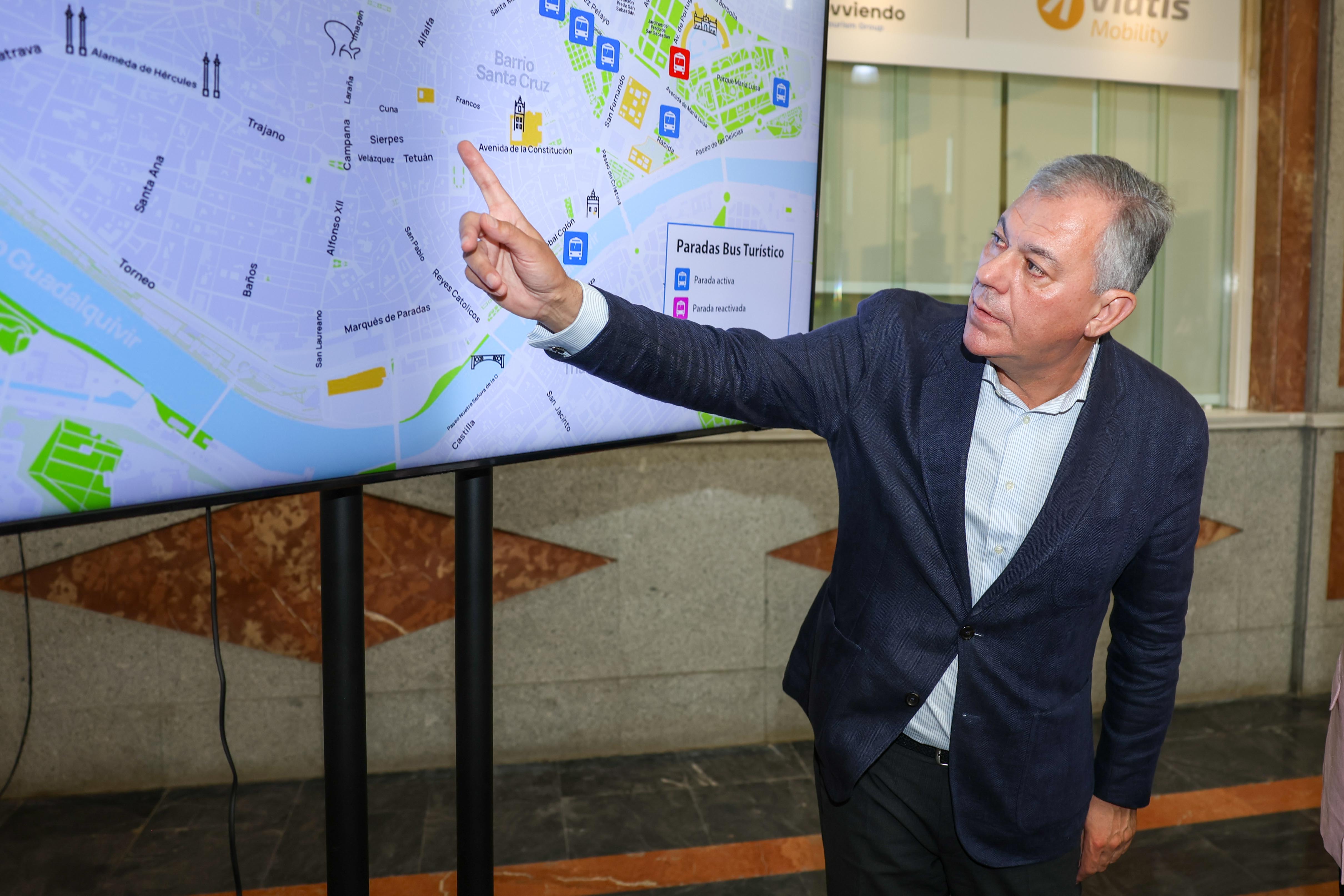 El alcalde señalando los lugares don de tendrá especial incidencia el dispositivo de verano. 