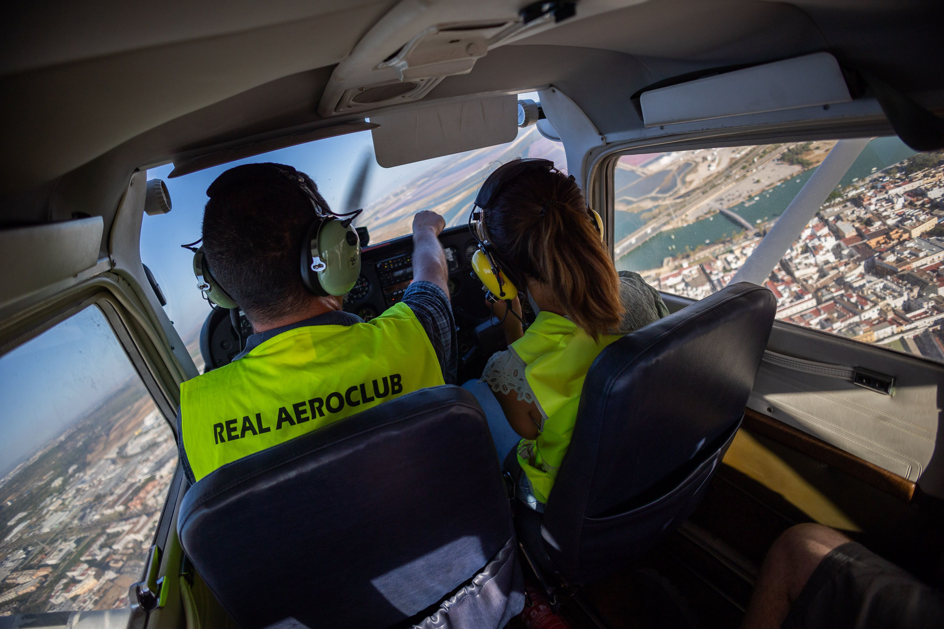 Un momento en que Jesús Puente, piloto del Real Aeroclub de Jerez, señala un punto del recorrido a lavozdelsur.es durante el bautizo de vuelo.