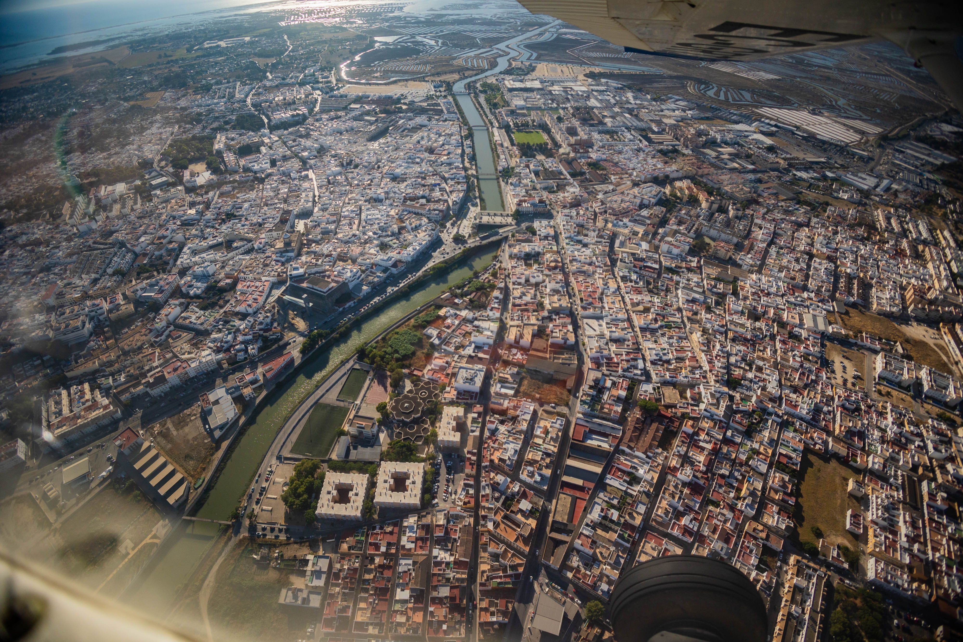 Imagen aérea de Chiclana con el río Iro cruzándola.