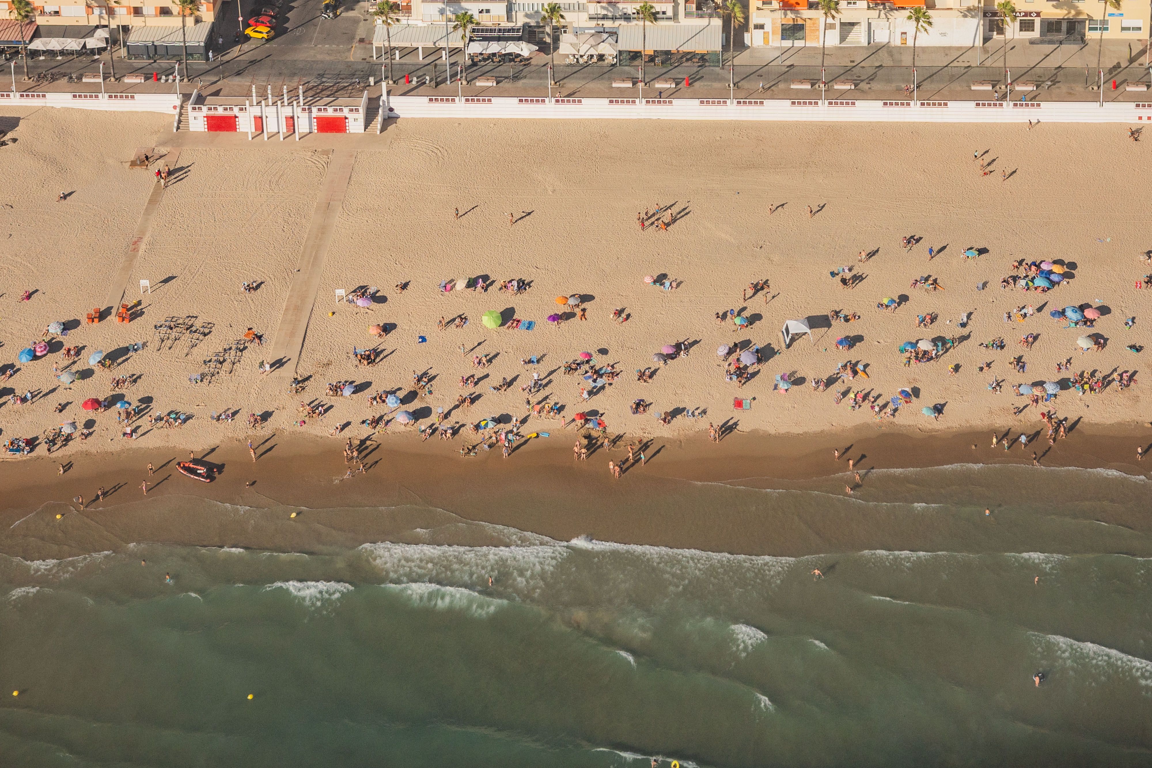 Imagen aérea de la playa de la Victoria de Cádiz en fase de pleamar.