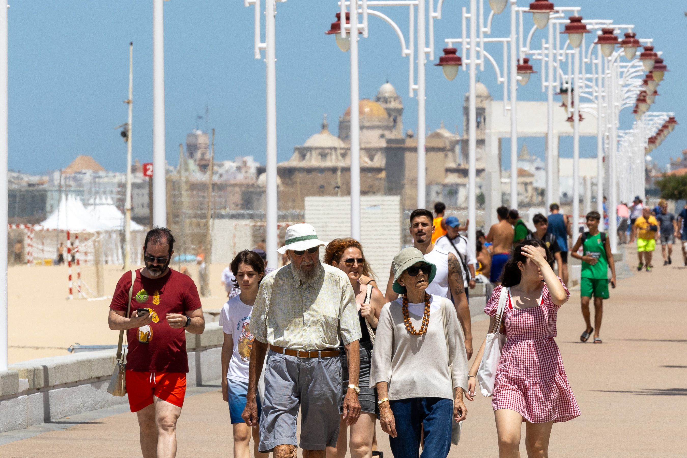 Un grupo de turistas en el paseo marítimo de Cádiz este jueves.
