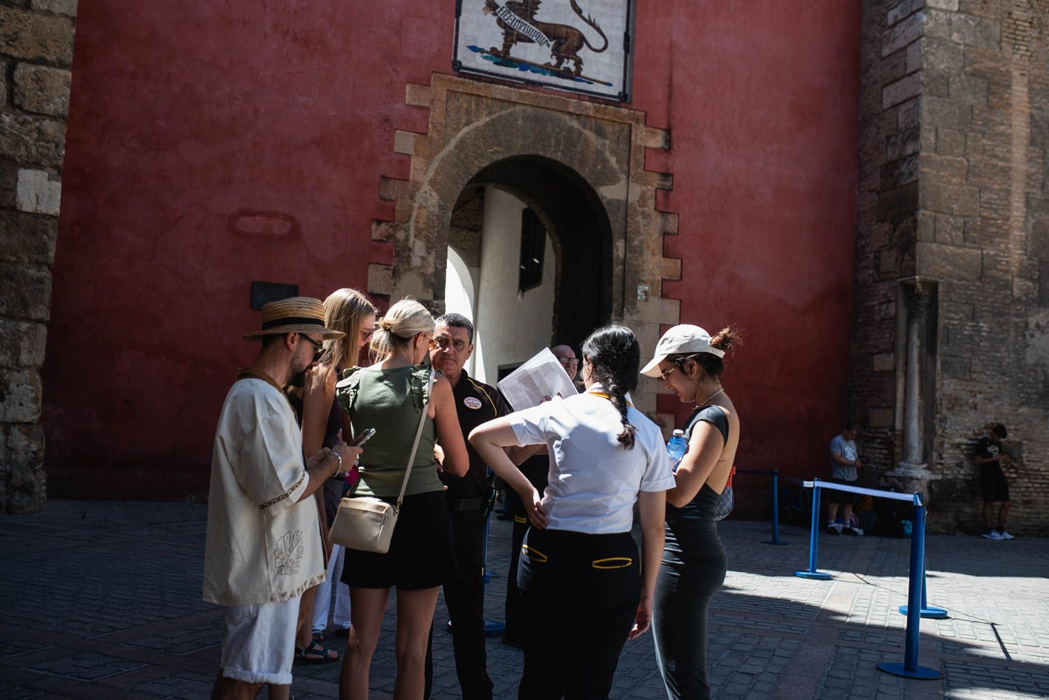 Un grupo de turistas frente al Alcázar, en Sevilla.