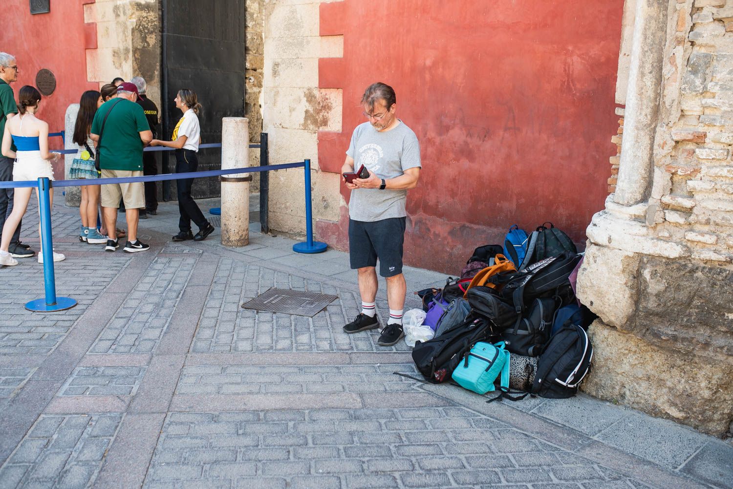 Imagen de varios turistas en Sevilla entrando en el Alcázar.