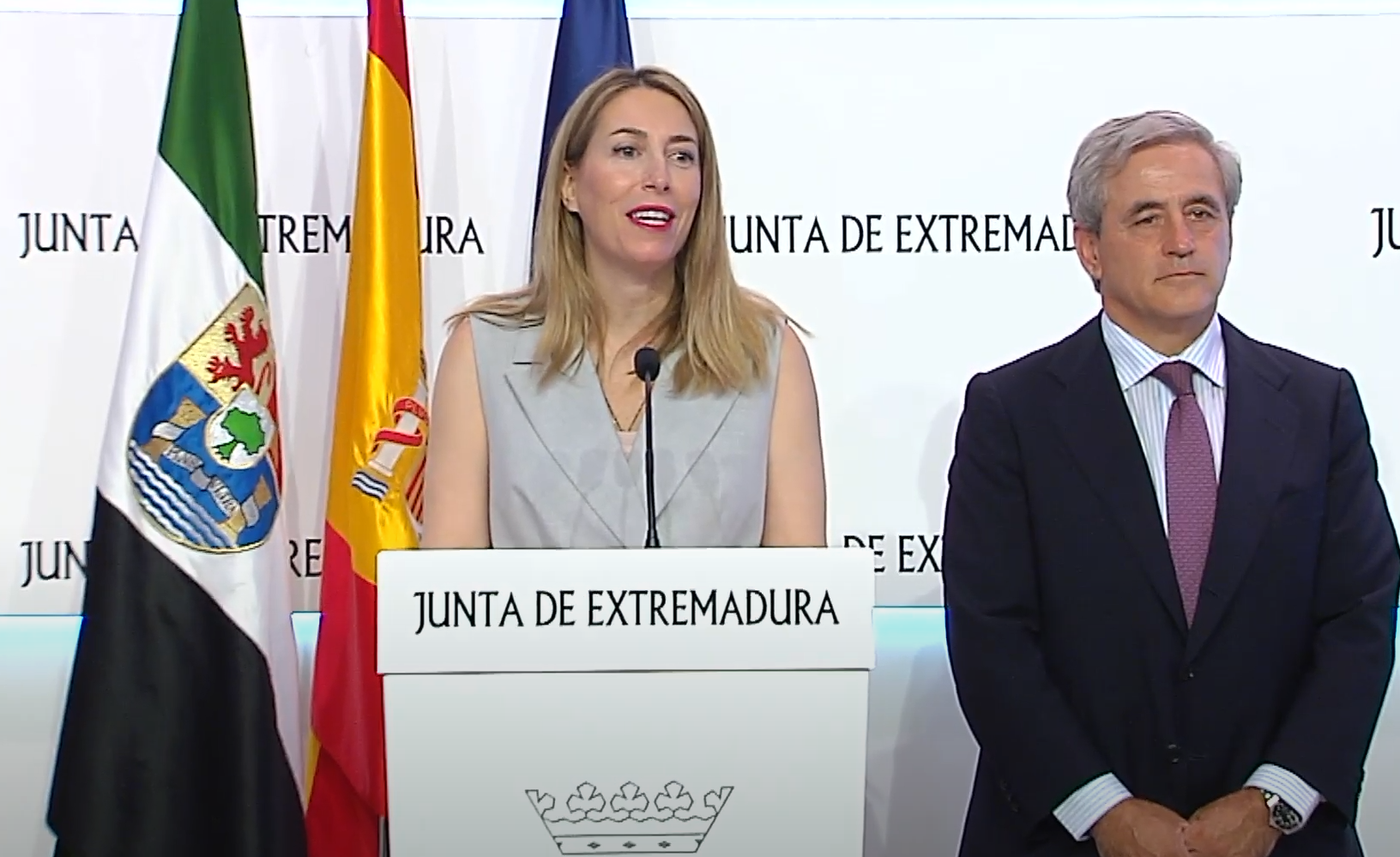 La presidenta de Extremadura y su consejero, que ha roto con Vox, en la rueda de prensa que escenifica la continuidad.