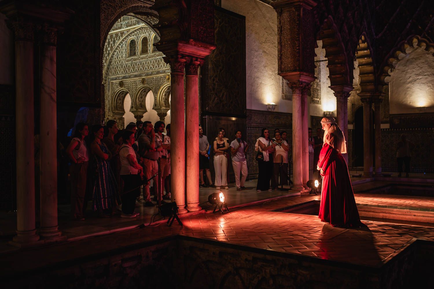 Uno de los pasajes en las visitas nocturnas teatralizadas del Real Alcázar de Sevilla.
